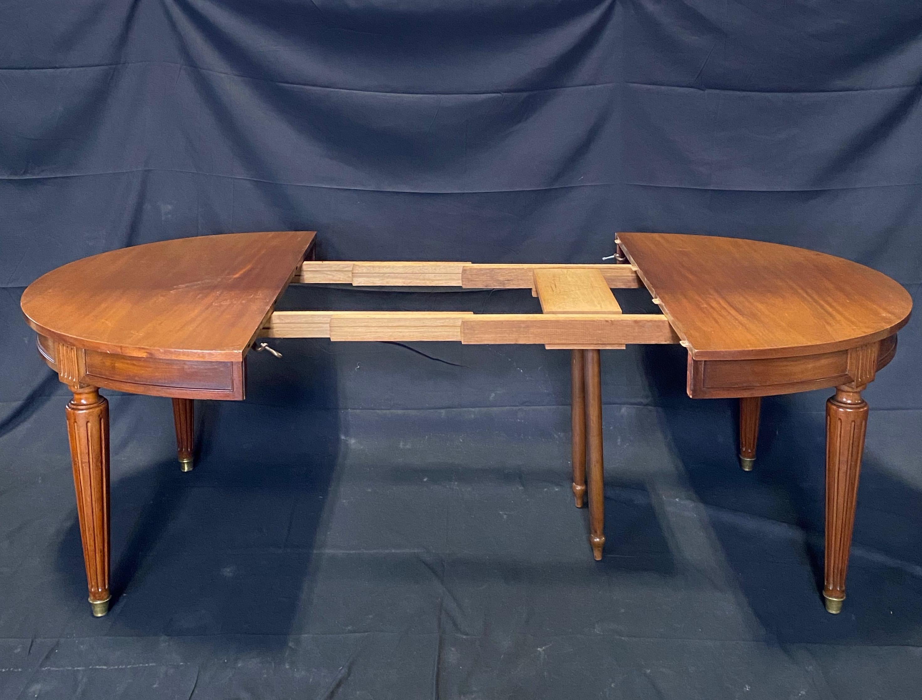 French Louis XVI Expandable and Versatile Walnut Dining Table For Sale 7