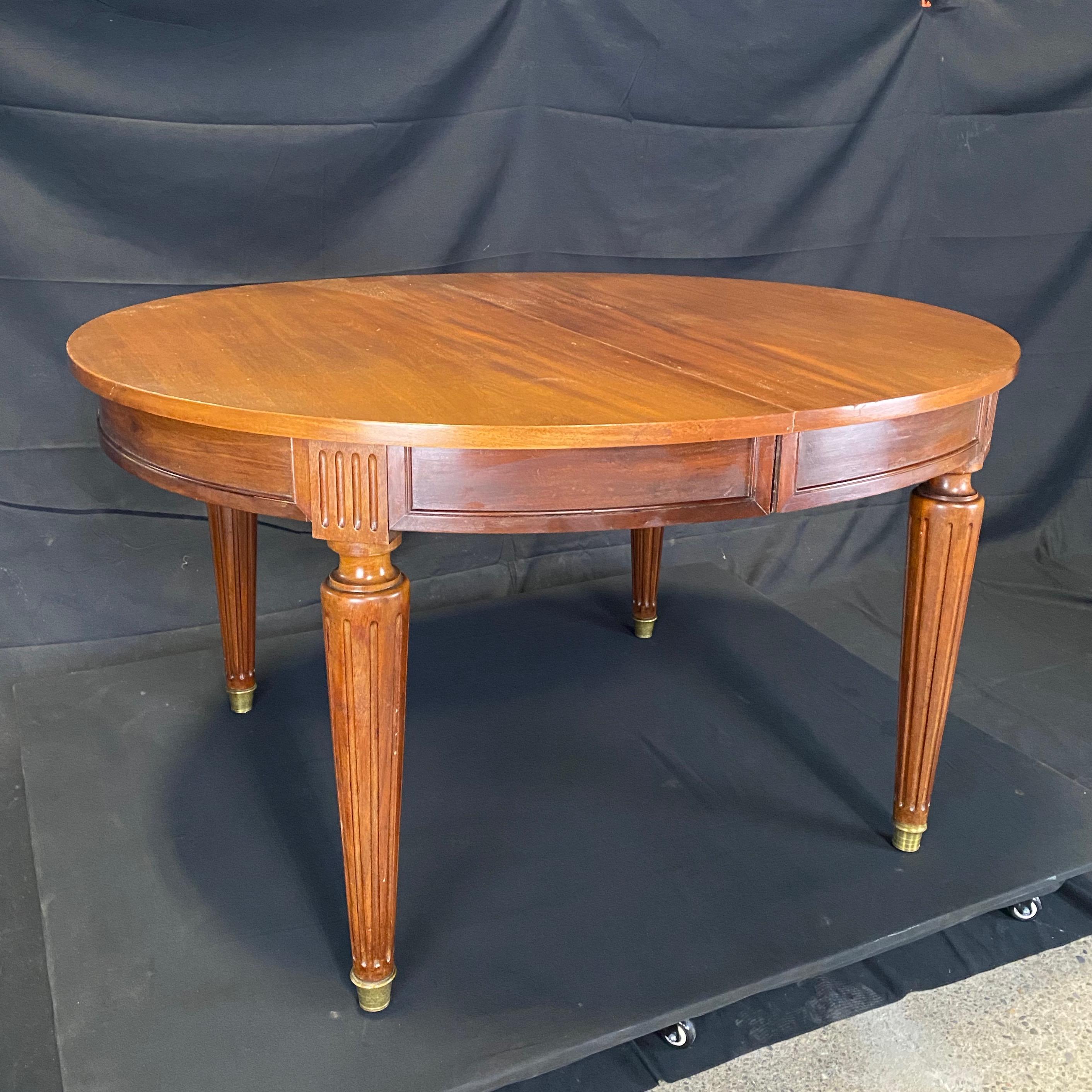 French Louis XVI Expandable and Versatile Walnut Dining Table In Good Condition For Sale In Hopewell, NJ