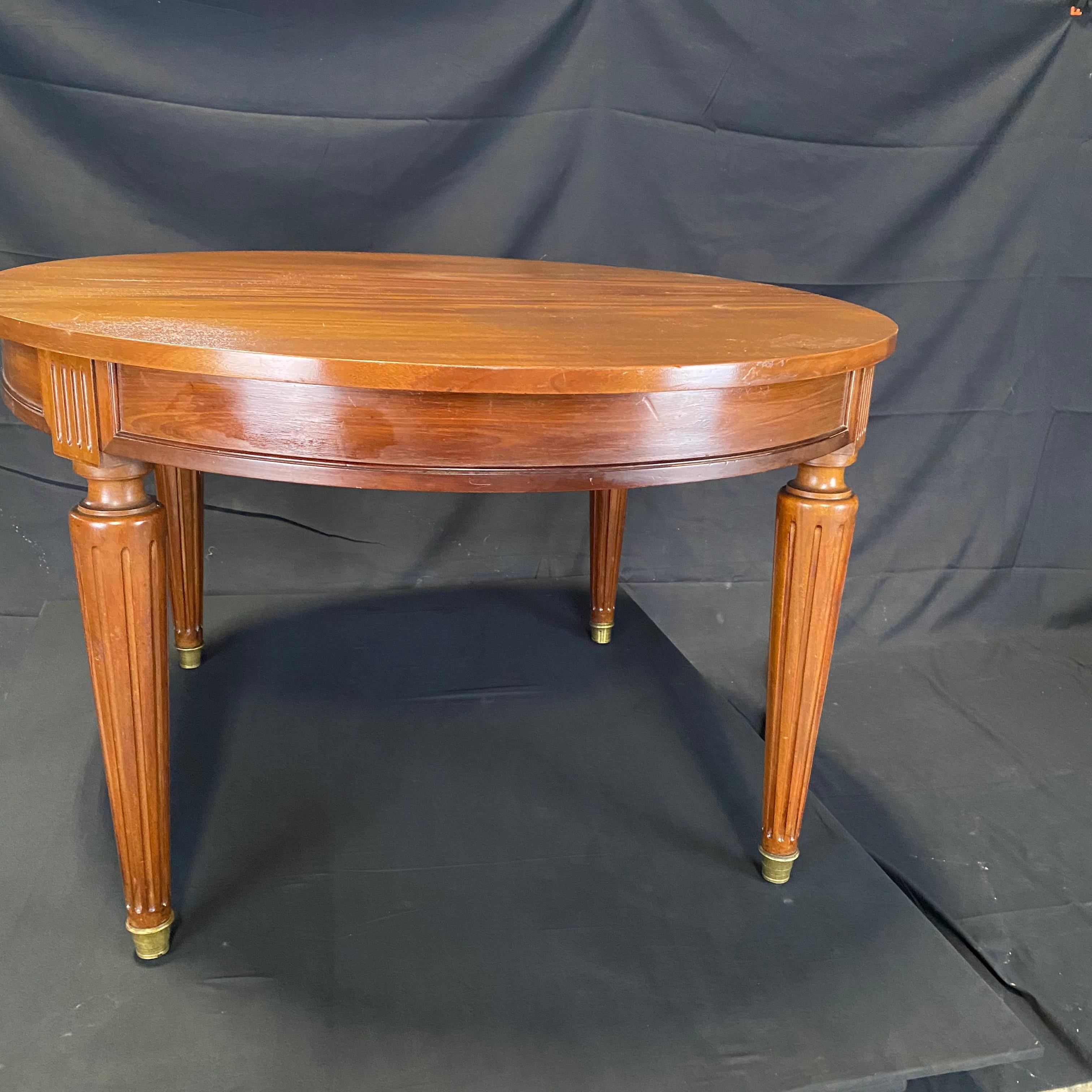 French Louis XVI Expandable and Versatile Walnut Dining Table For Sale 1