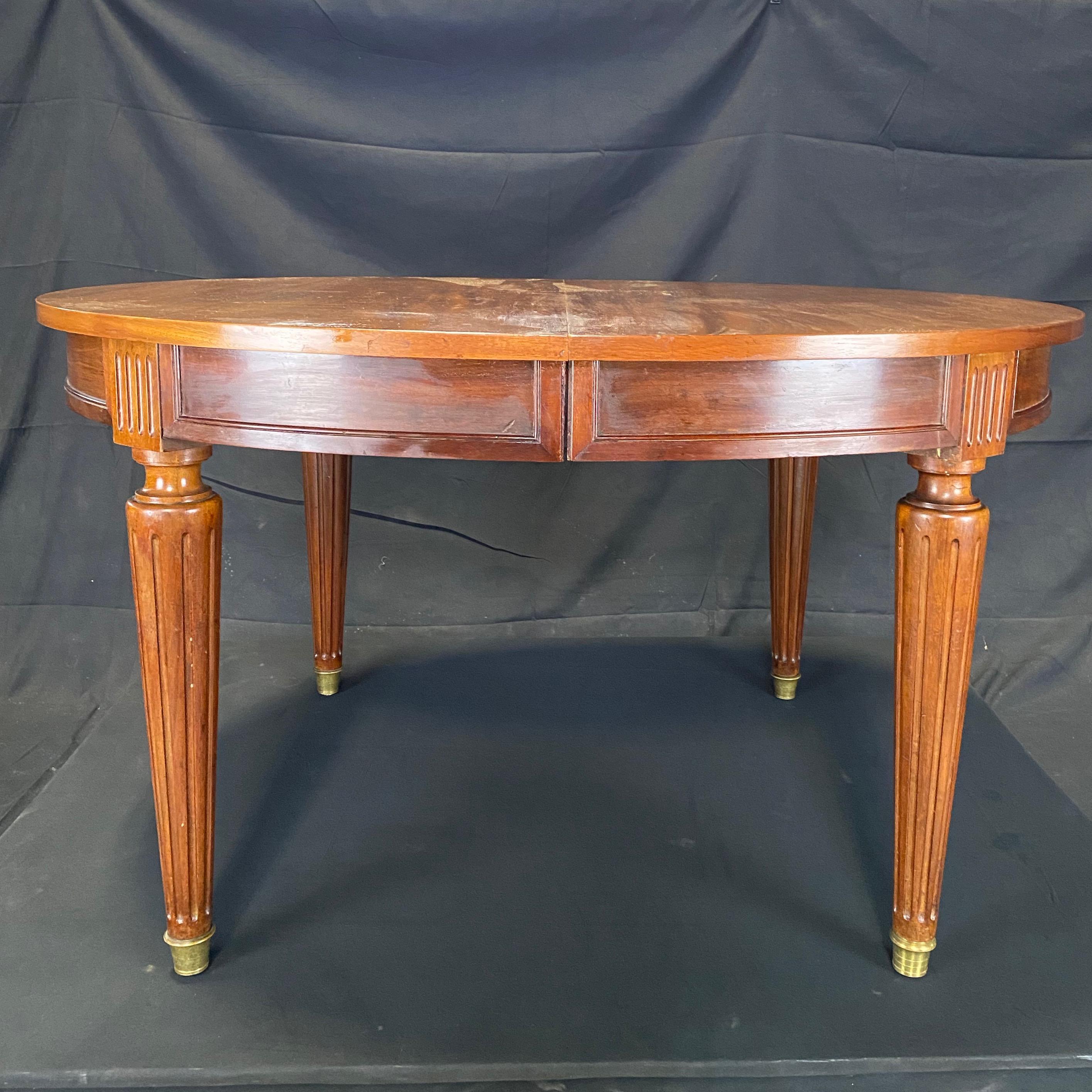 French Louis XVI Expandable and Versatile Walnut Dining Table For Sale 3