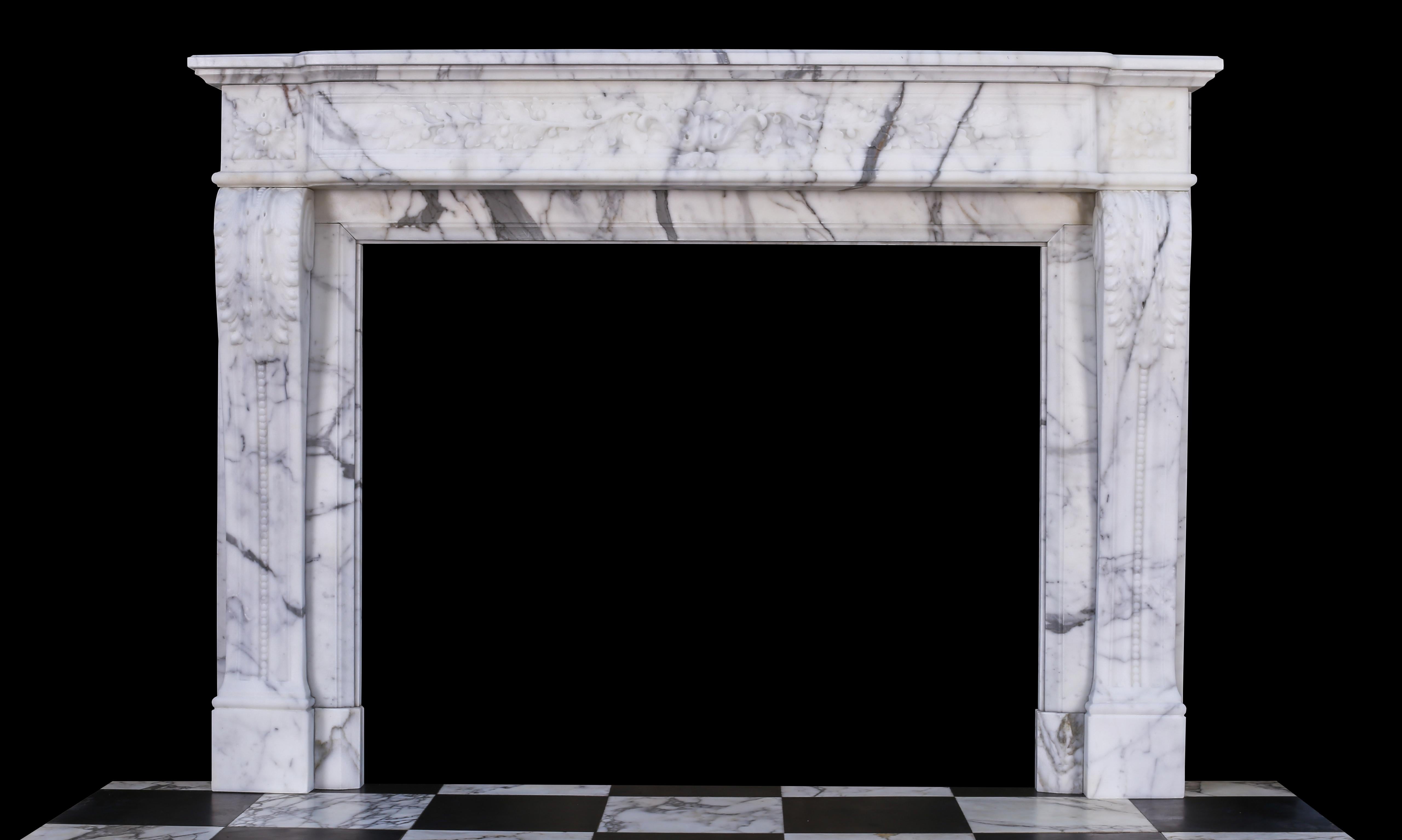 Eine sehr attraktive Vintage Französisch Louis XVI Kamin Stück schön geschnitzt in White Statuary Marmor. Der geformte Fries ist fein geschnitzt mit Eichenblatt- und Eicheldekor. Die Pfosten sehr fein geschnitzt mit Akanthusblättern und geschnitzt