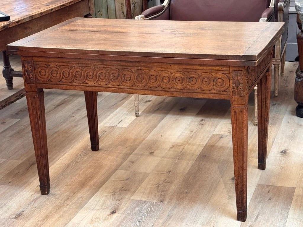 French Louis XVI Folding table, late 18th century, walnut In Good Condition For Sale In Charlottesville, VA