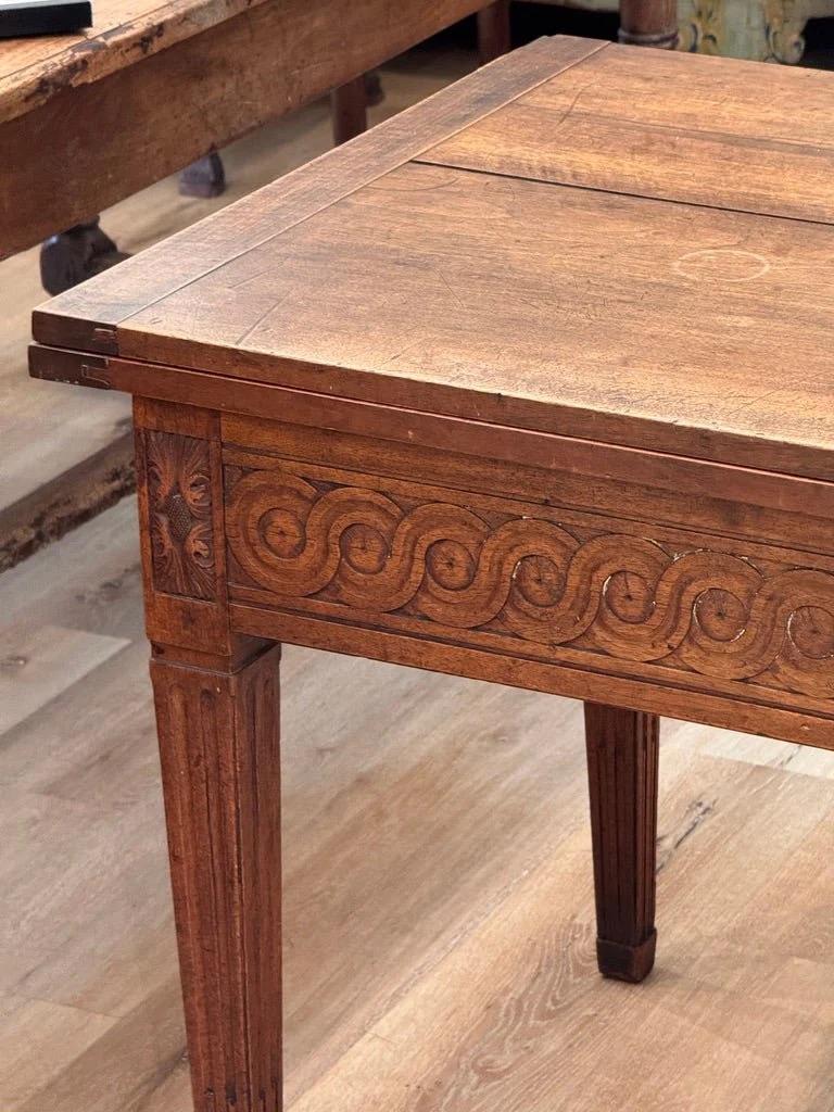 French Louis XVI Folding table, late 18th century, walnut For Sale 1