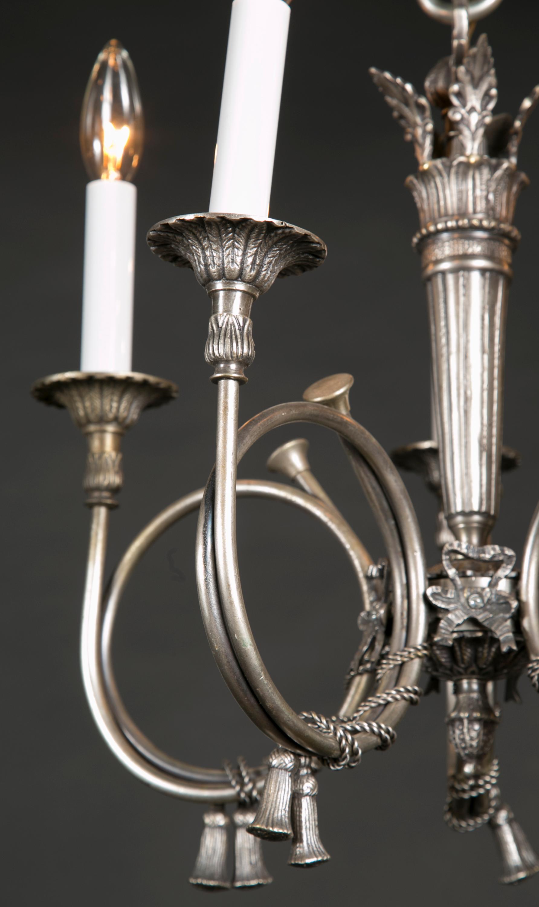 Français Lustres à cornes de style Louis XVI en laiton argenté, Paire disponible en vente