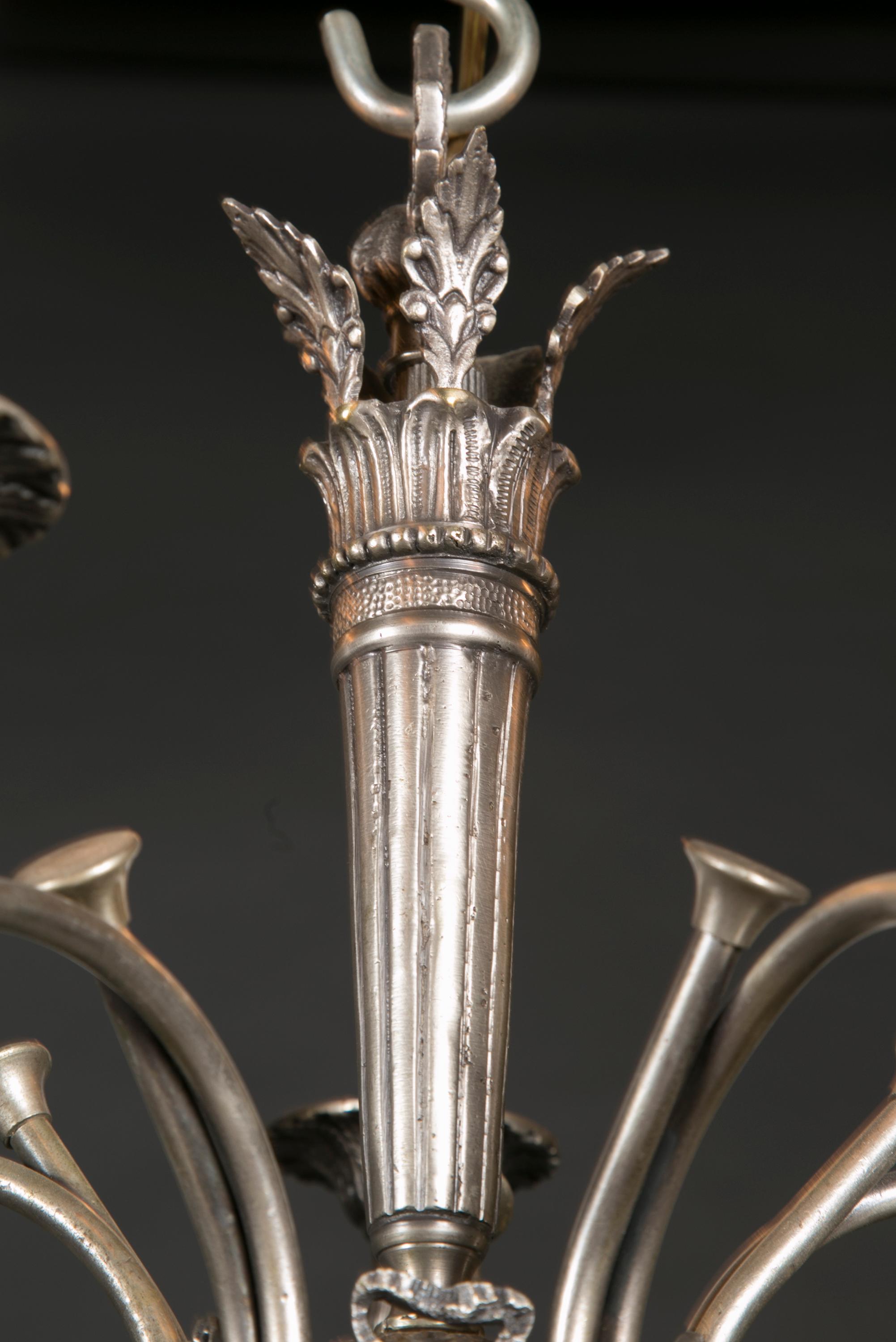 20ième siècle Lustres à cornes de style Louis XVI en laiton argenté, Paire disponible en vente