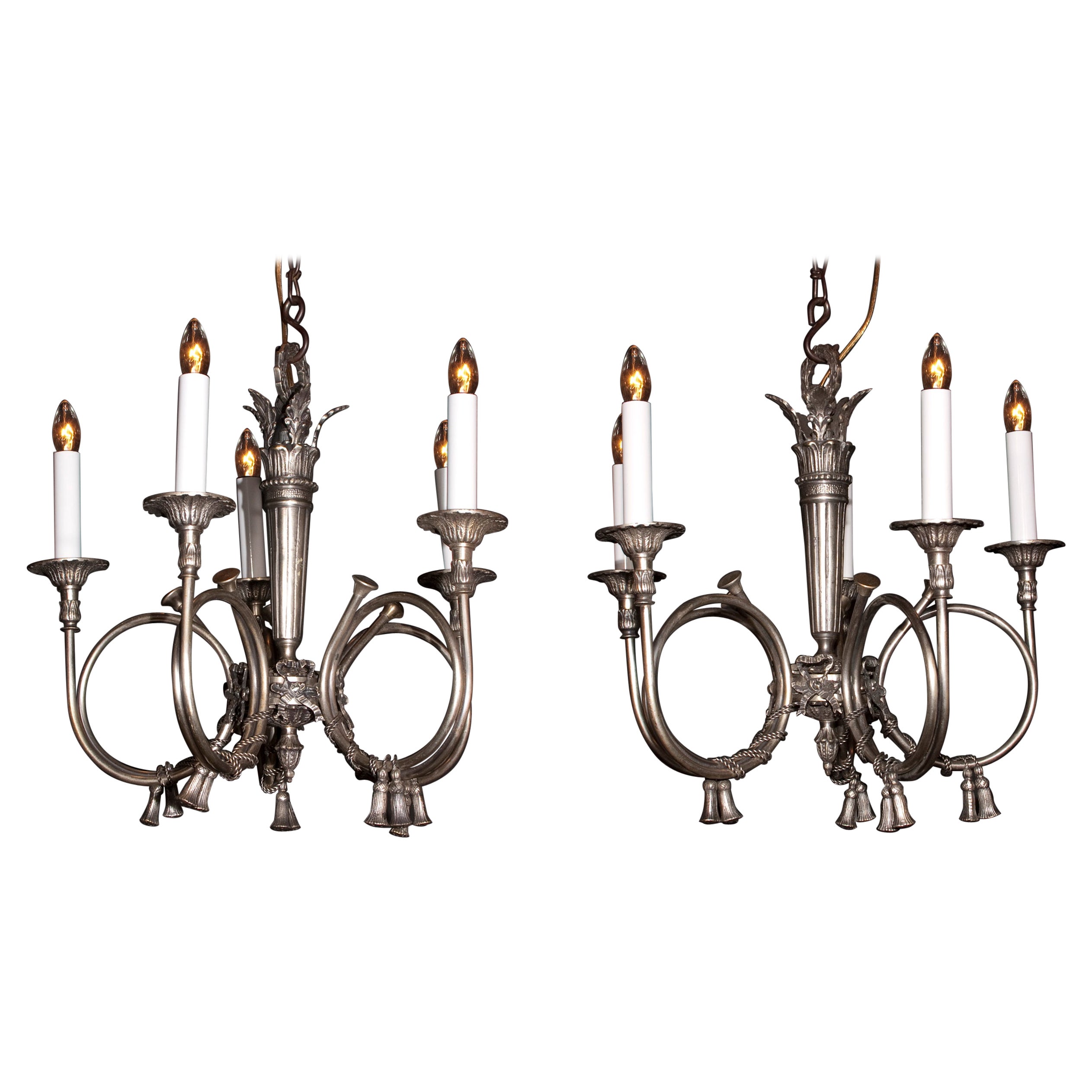 Französische Louis XVI-Kronleuchter aus Horn mit versilbertem Messing, paarweise erhältlich im Angebot