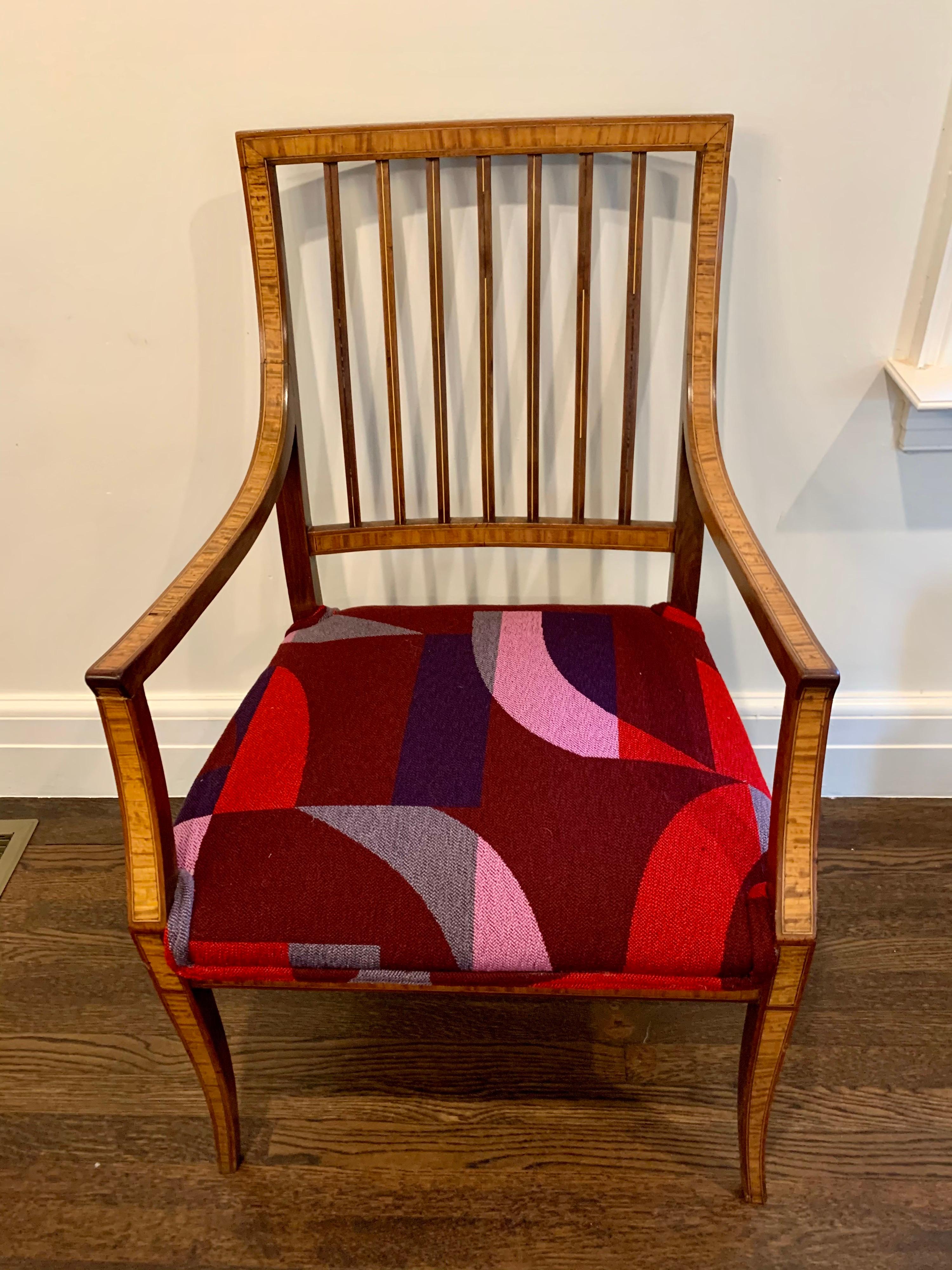 Der ikonische, selten vergriffene Vintage-Stoff von Herman Miller ziert diesen herrlichen französischen Louis-XVI-Sessel aus Obstholz. Die Gegenüberstellung ist einfach fesselnd, und dieser Stuhl wird sofort zum Mittelpunkt eines jeden Raumes, in