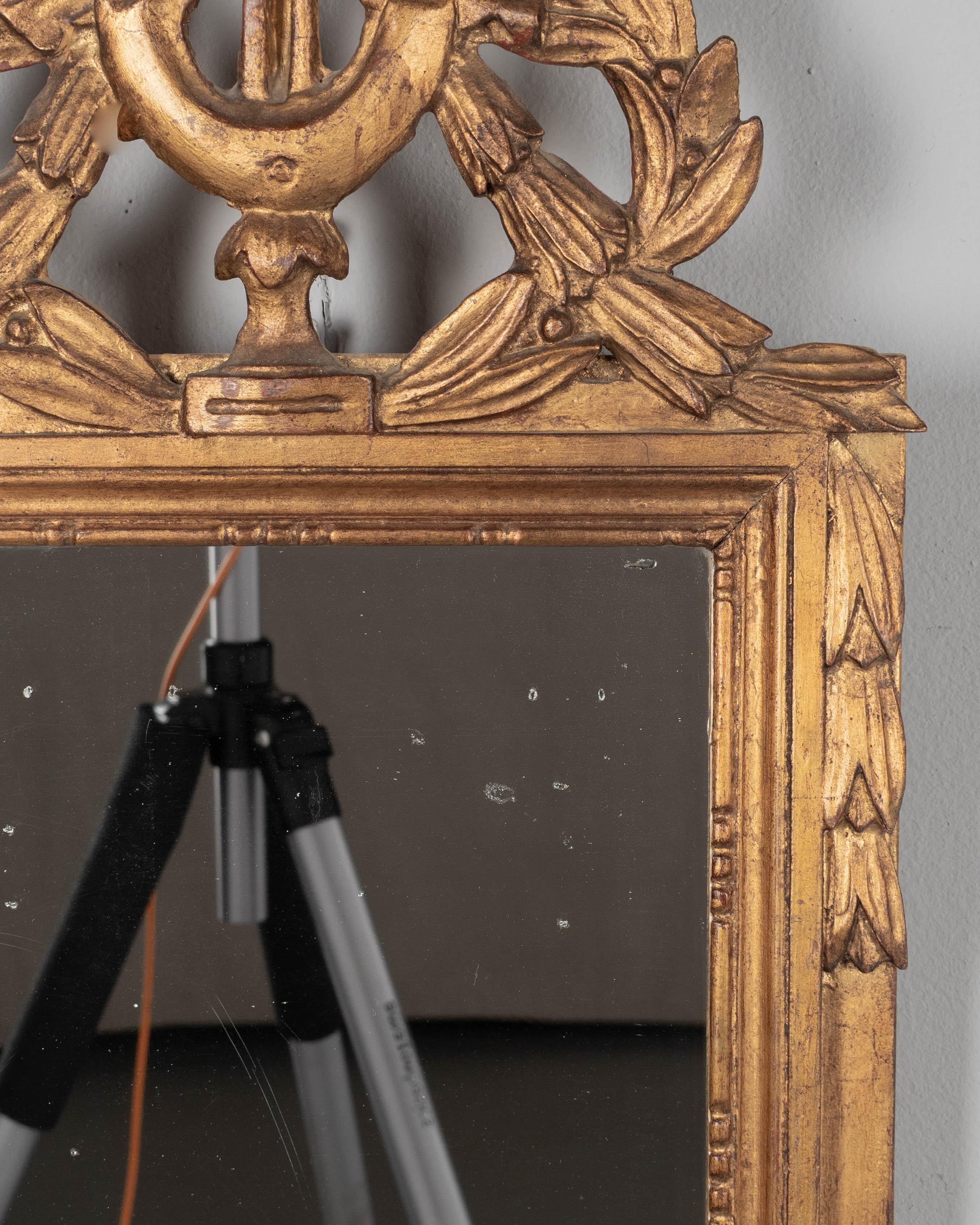 Espejo francés Luis XVI dorado siglo XX en venta