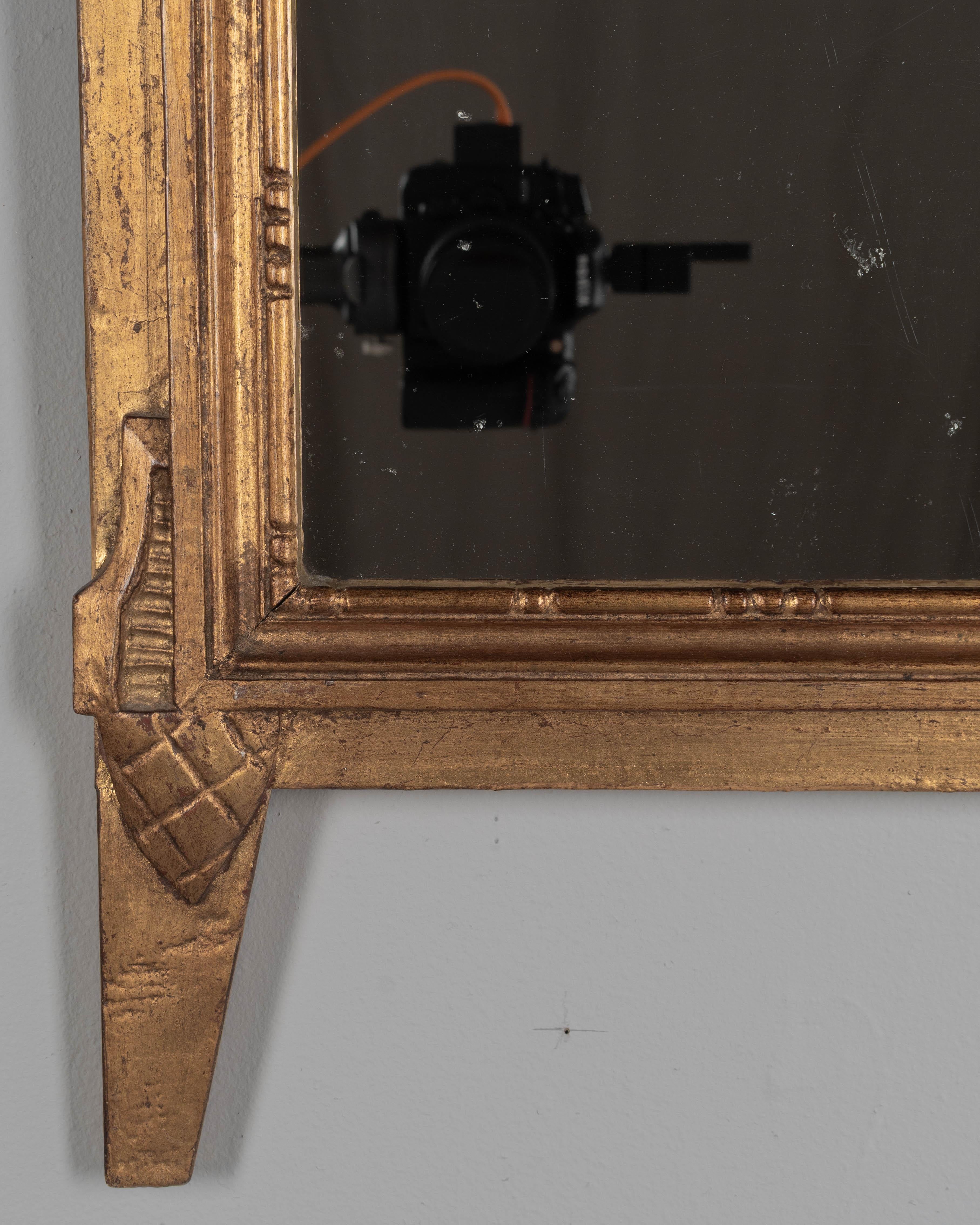 Espejo francés Luis XVI dorado en venta 1