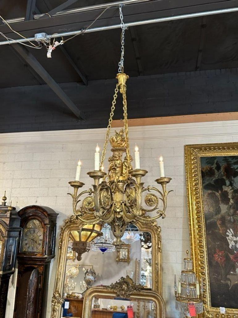 Lustre en bronze doré de style Louis XVI du 19e siècle avec chérubins. Circa 1860. Le lustre a été recâblé par des professionnels et est livré avec une chaîne et un baldaquin assortis. Il est prêt à être suspendu !