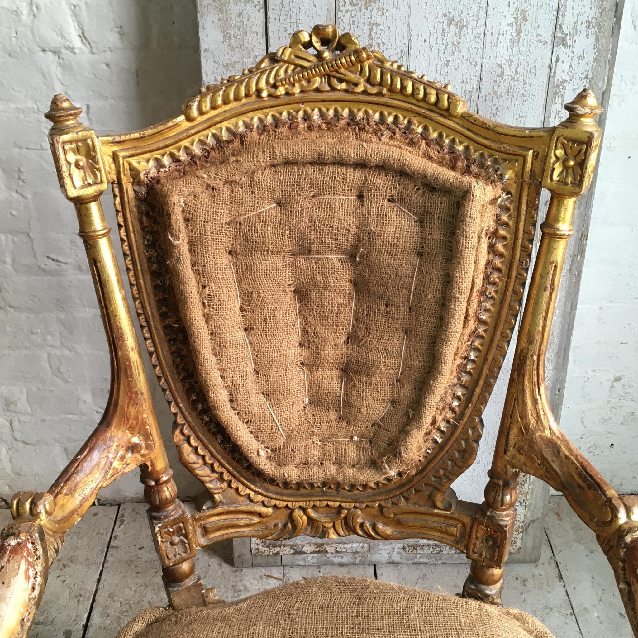 Suite de salon française de style Louis XVI en bois doré à retapisser  en vente 4