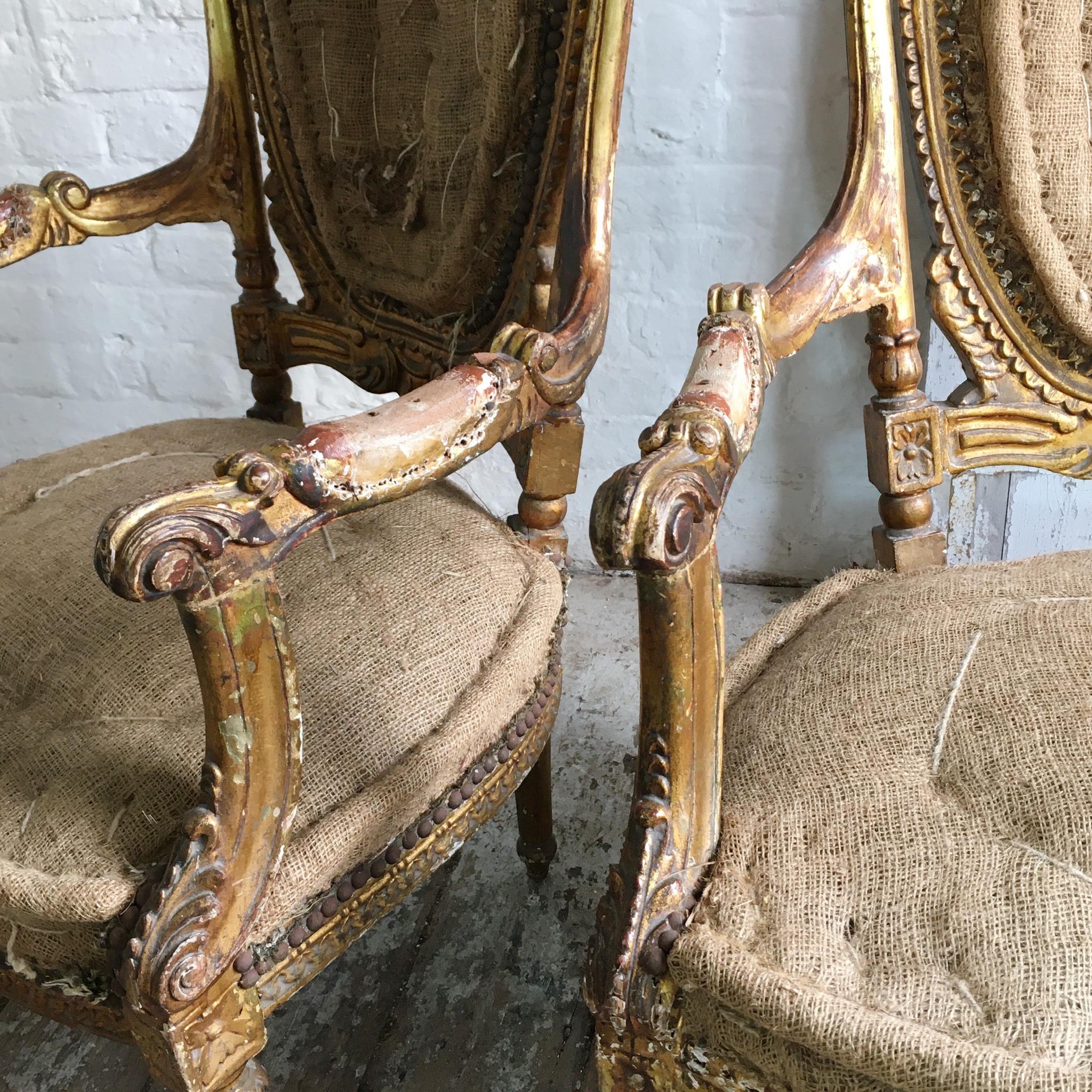Suite de salon française de style Louis XVI en bois doré à retapisser  en vente 6