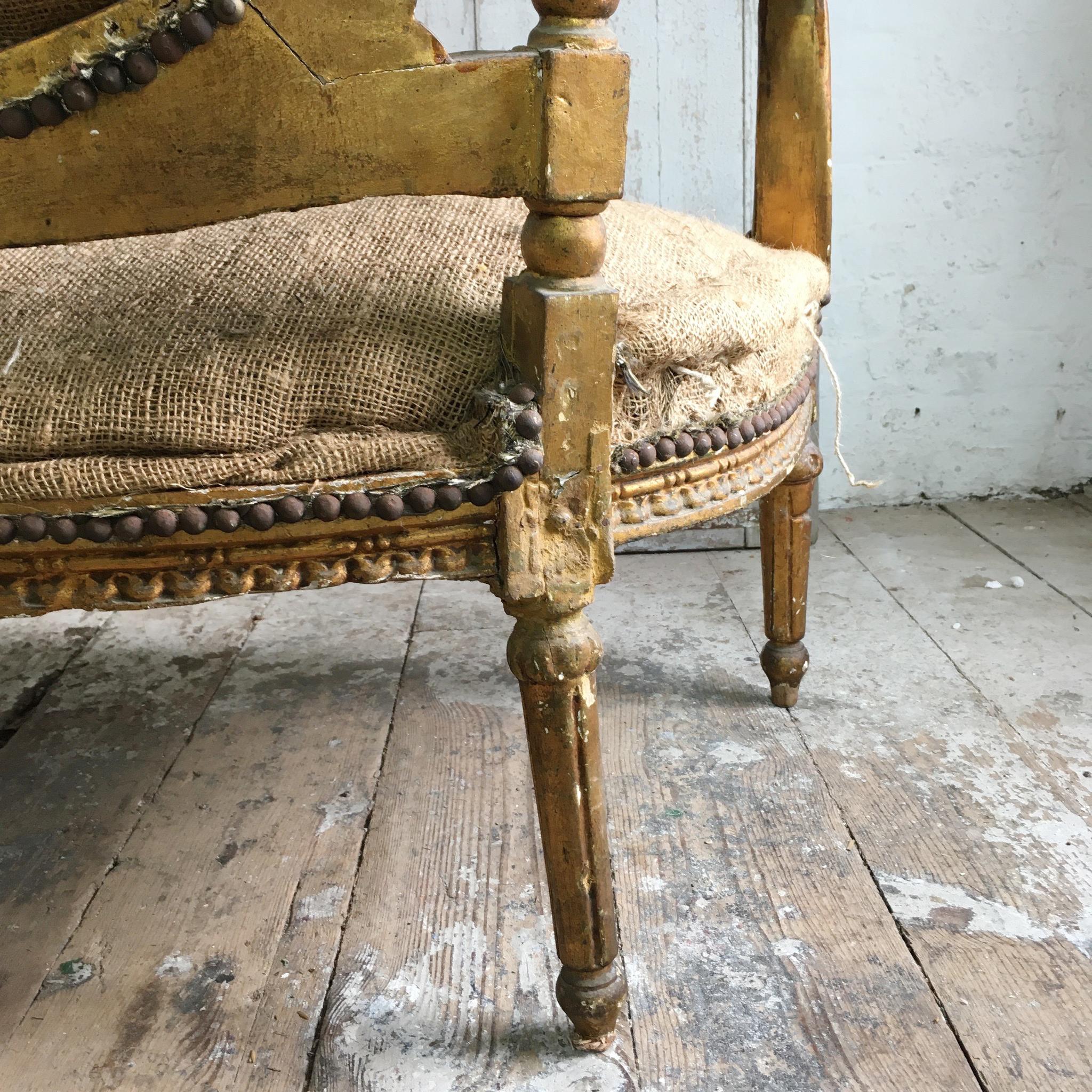 Suite de salon française de style Louis XVI en bois doré à retapisser  en vente 7