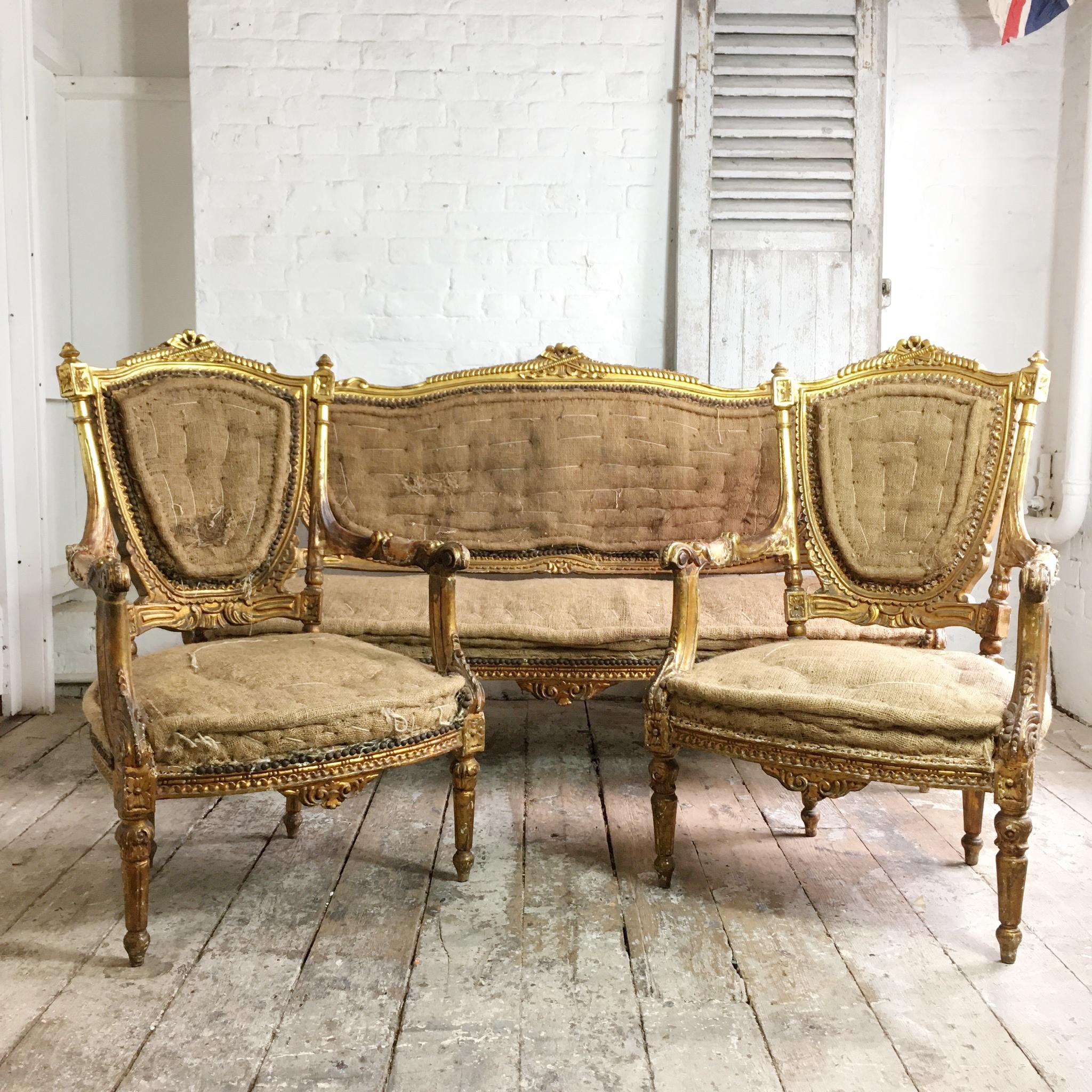Suite de salon française de style Louis XVI en bois doré à retapisser  en vente 1