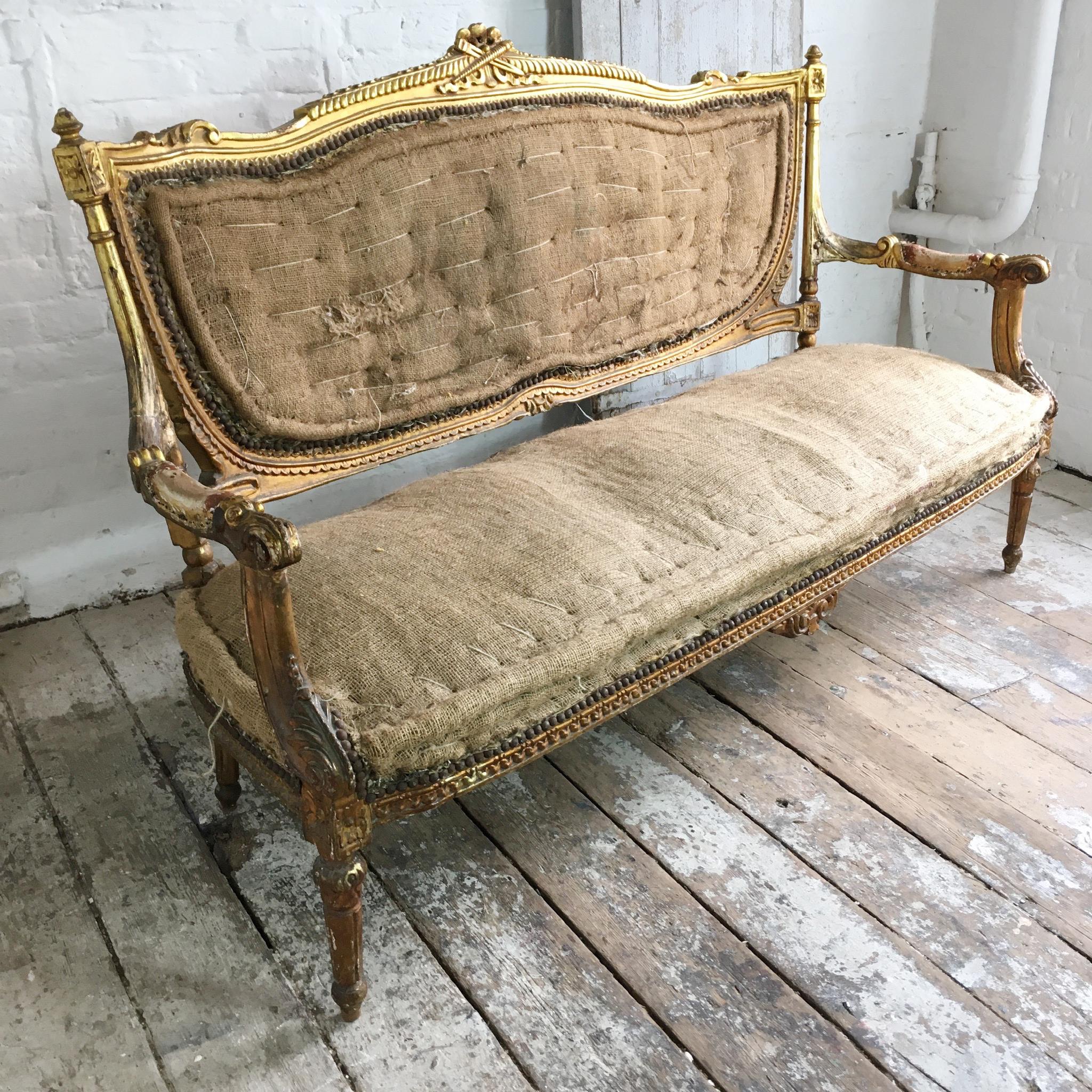 Suite de salon française de style Louis XVI en bois doré à retapisser  en vente 2