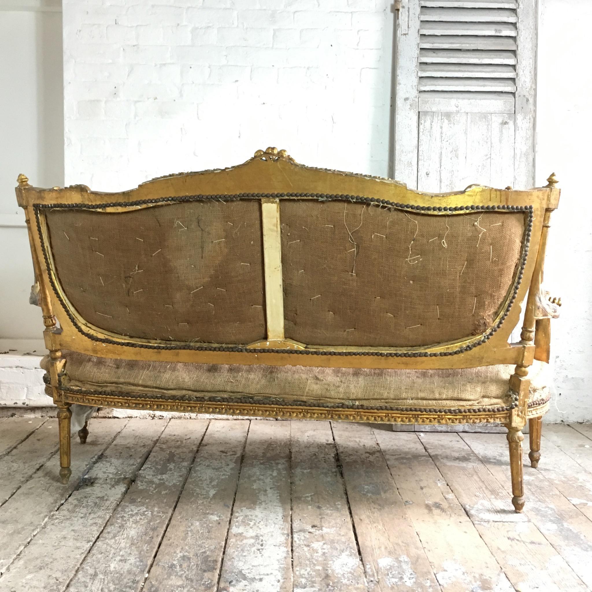 Suite de salon française de style Louis XVI en bois doré à retapisser  en vente 3