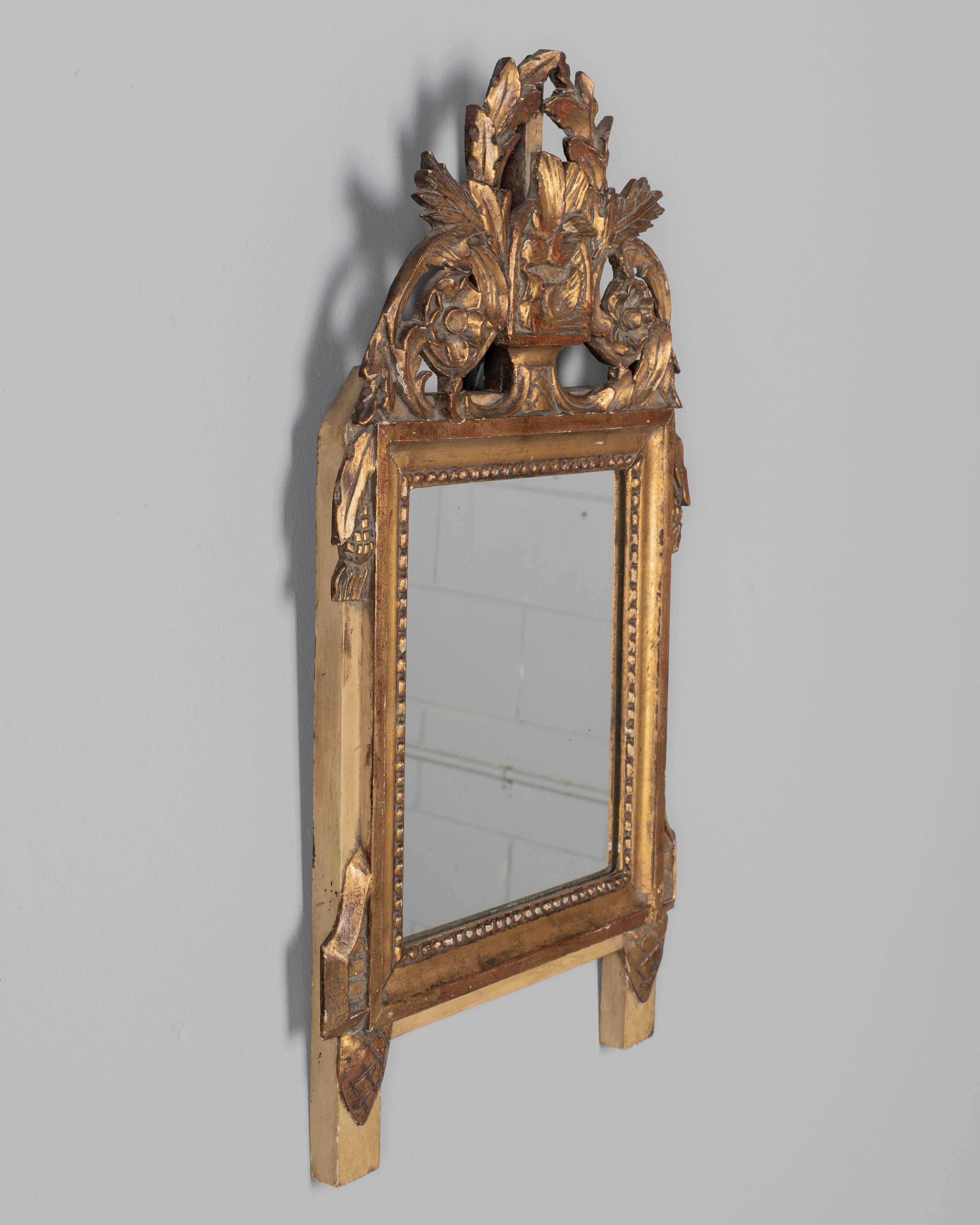 Français Miroir de mariage en bois doré de style Louis XVI en vente