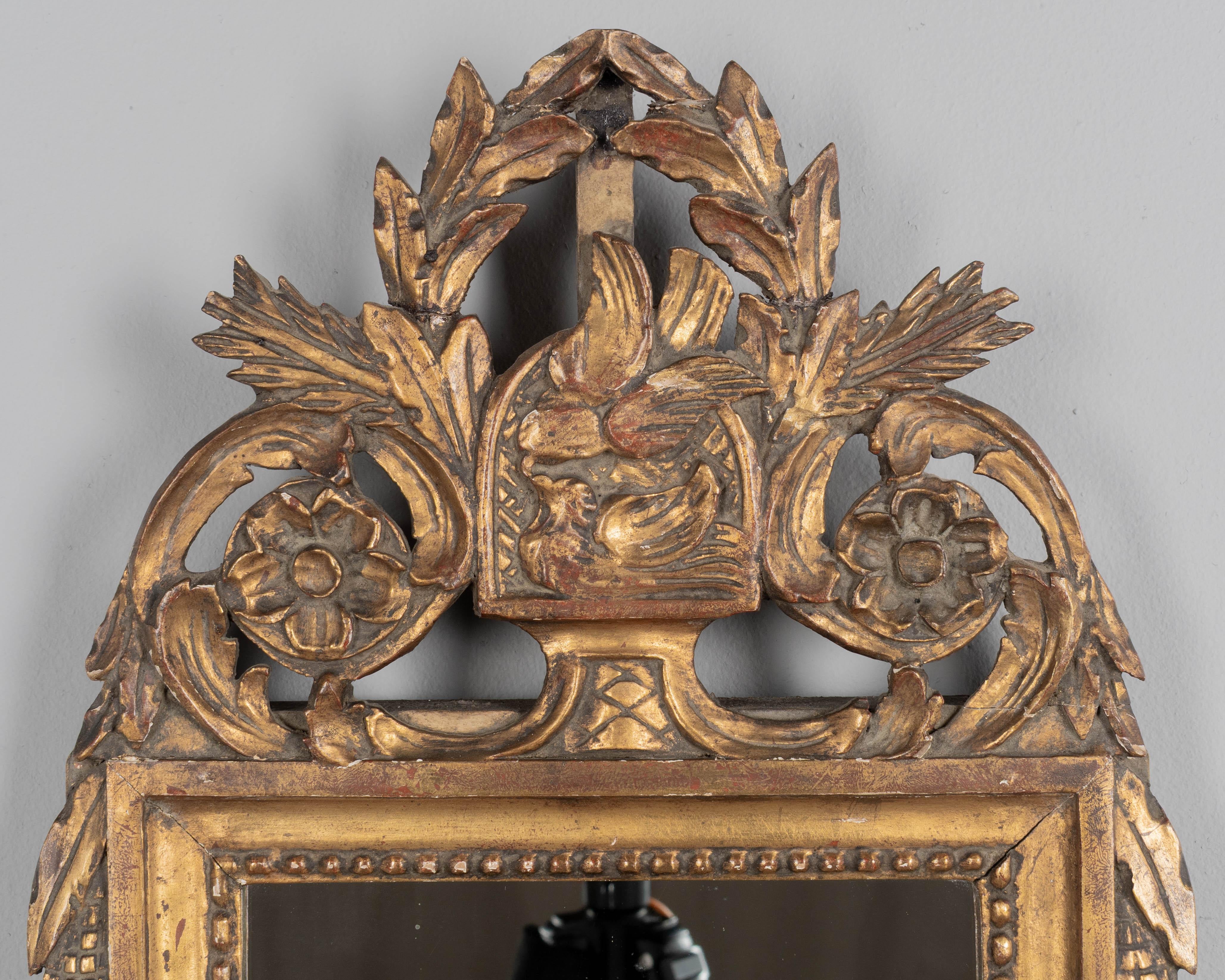 Sculpté à la main Miroir de mariage en bois doré de style Louis XVI en vente