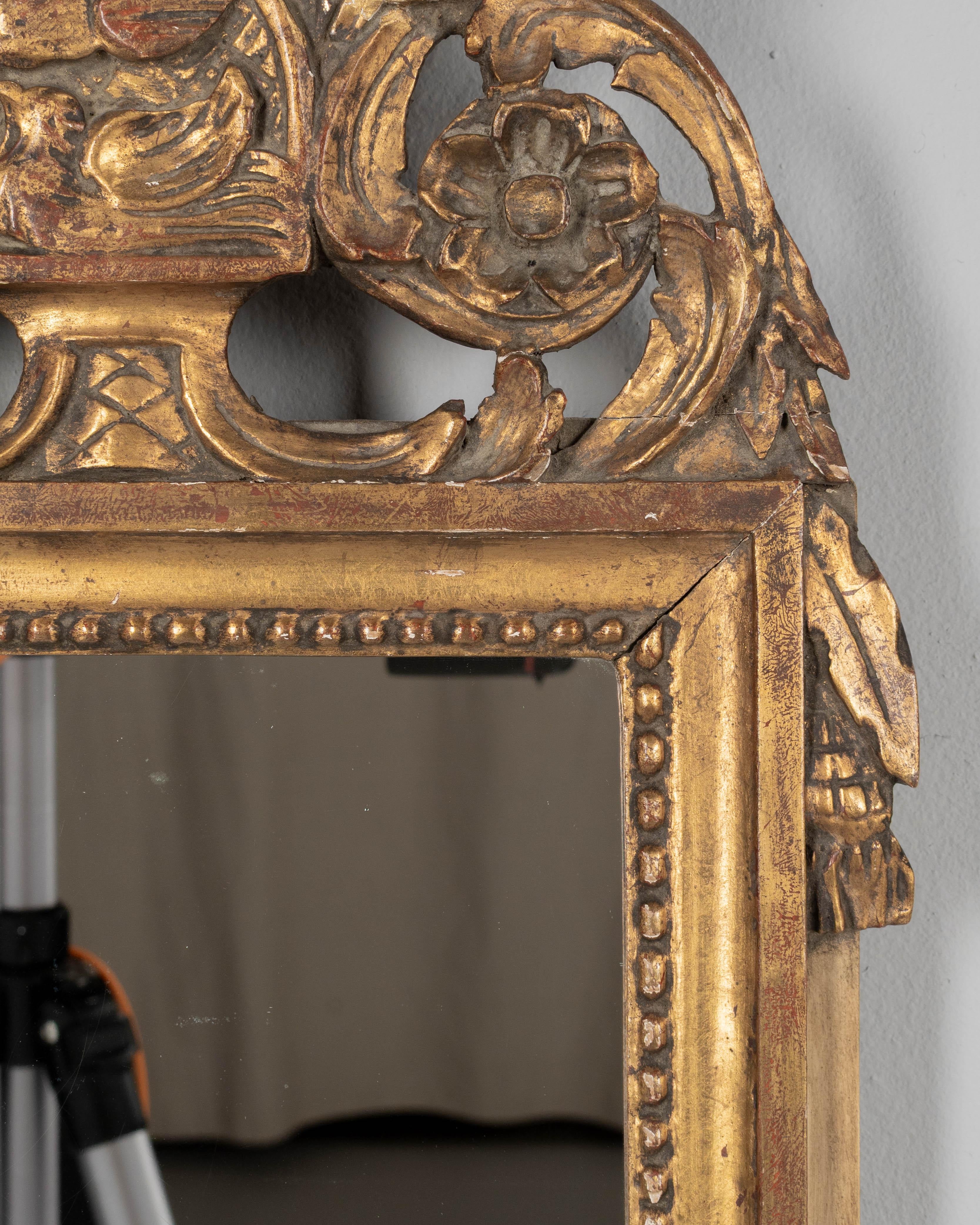 20ième siècle Miroir de mariage en bois doré de style Louis XVI en vente