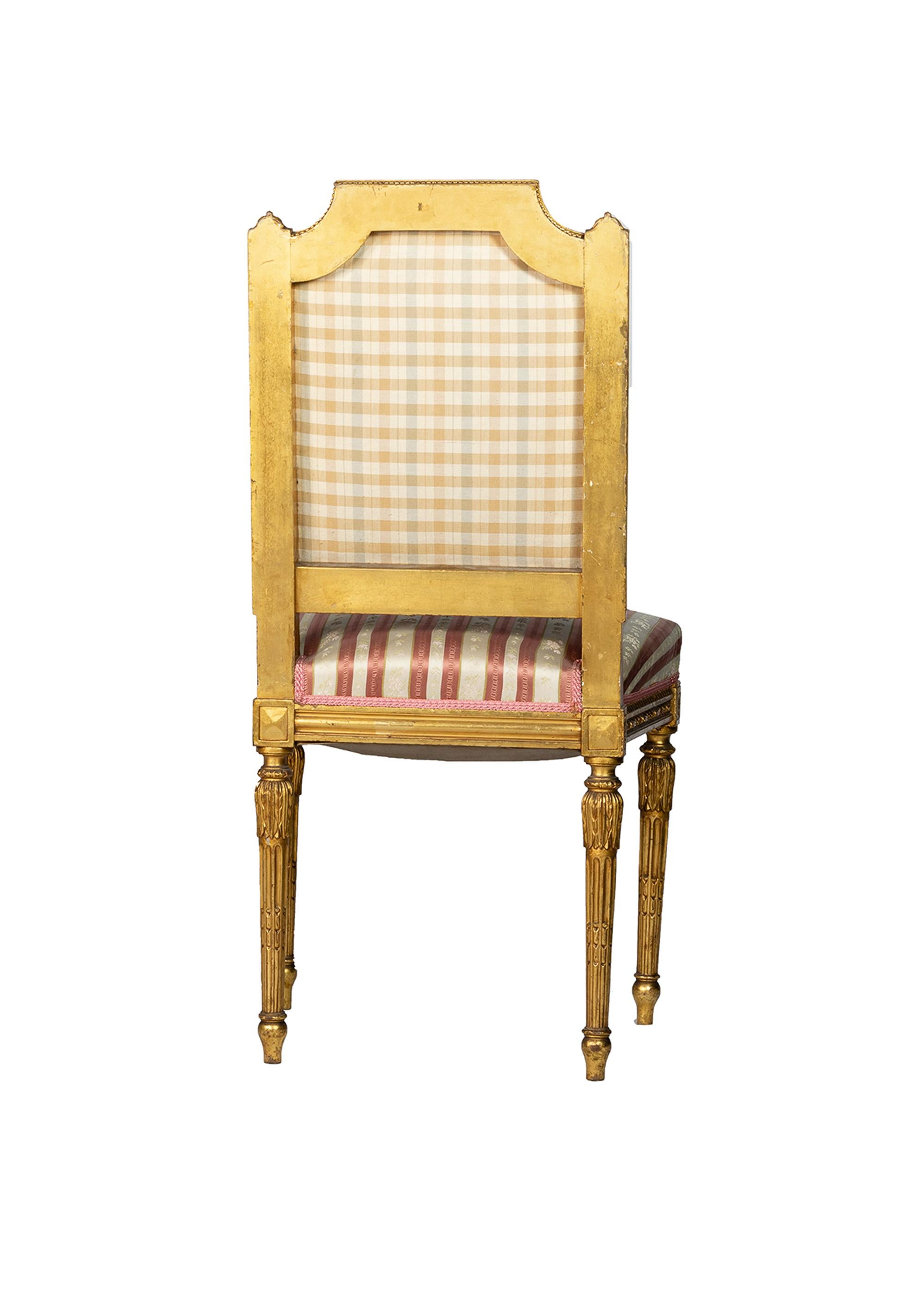 Raffinata sedia francese in stile Luigi XVI con eleganti cornici in legno dorato. 
La sedia presenta motivi floreali e fogliati finemente intagliati sulla cresta, sulla seduta e sulle gambe, con supporti affusolati torniti e scanalati che ne