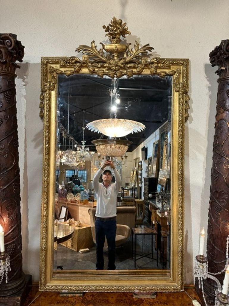 Specchio francese Luigi XVI del XIX secolo in legno intagliato e dorato. Circa 1870. Aggiunge calore e fascino a qualsiasi ambiente!