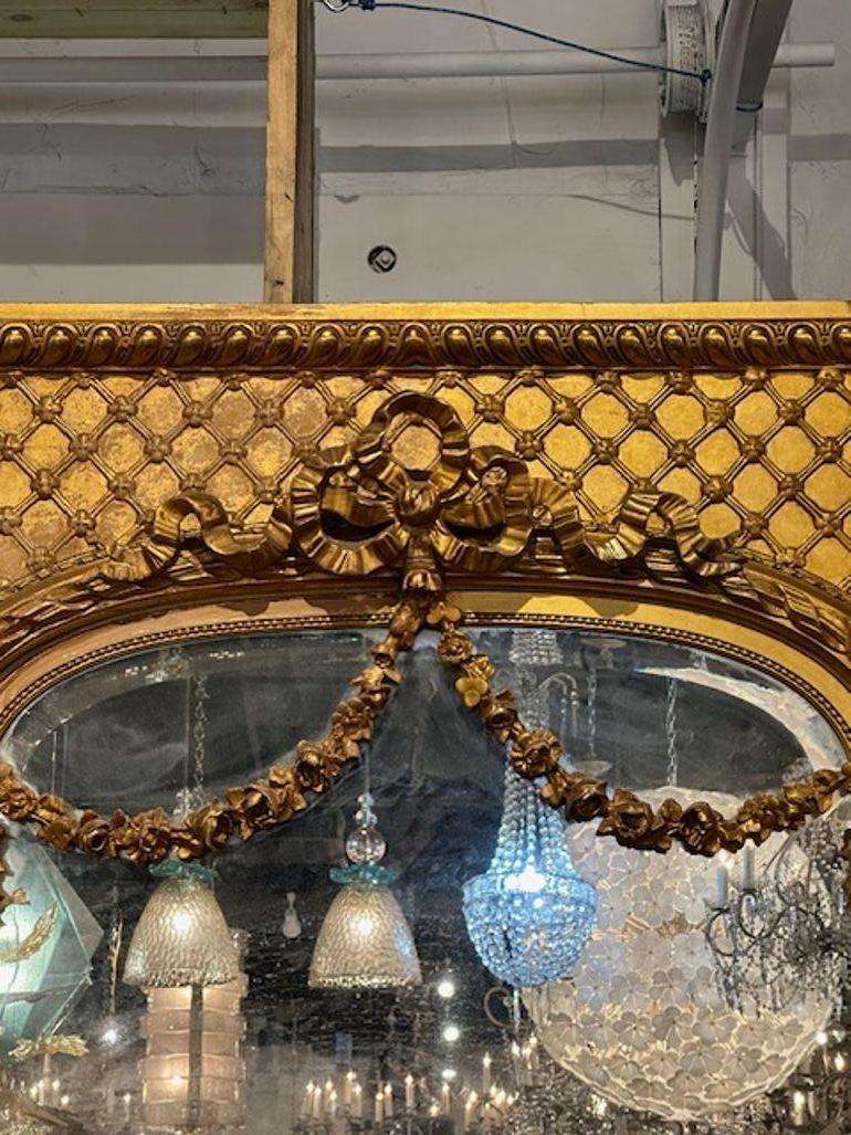 Gran espejo trumeau francés del siglo XIX de diseño Luis XVI tallado y dorado. Alrededor de 1860. ¡Un favorito de los mejores diseñadores!