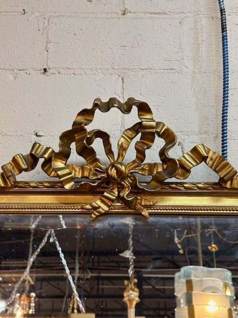 Miroir Louis XVI du 19ème siècle en bois sculpté et doré. Circa 1880. Ajoutez de la chaleur et du charme à n'importe quelle pièce !