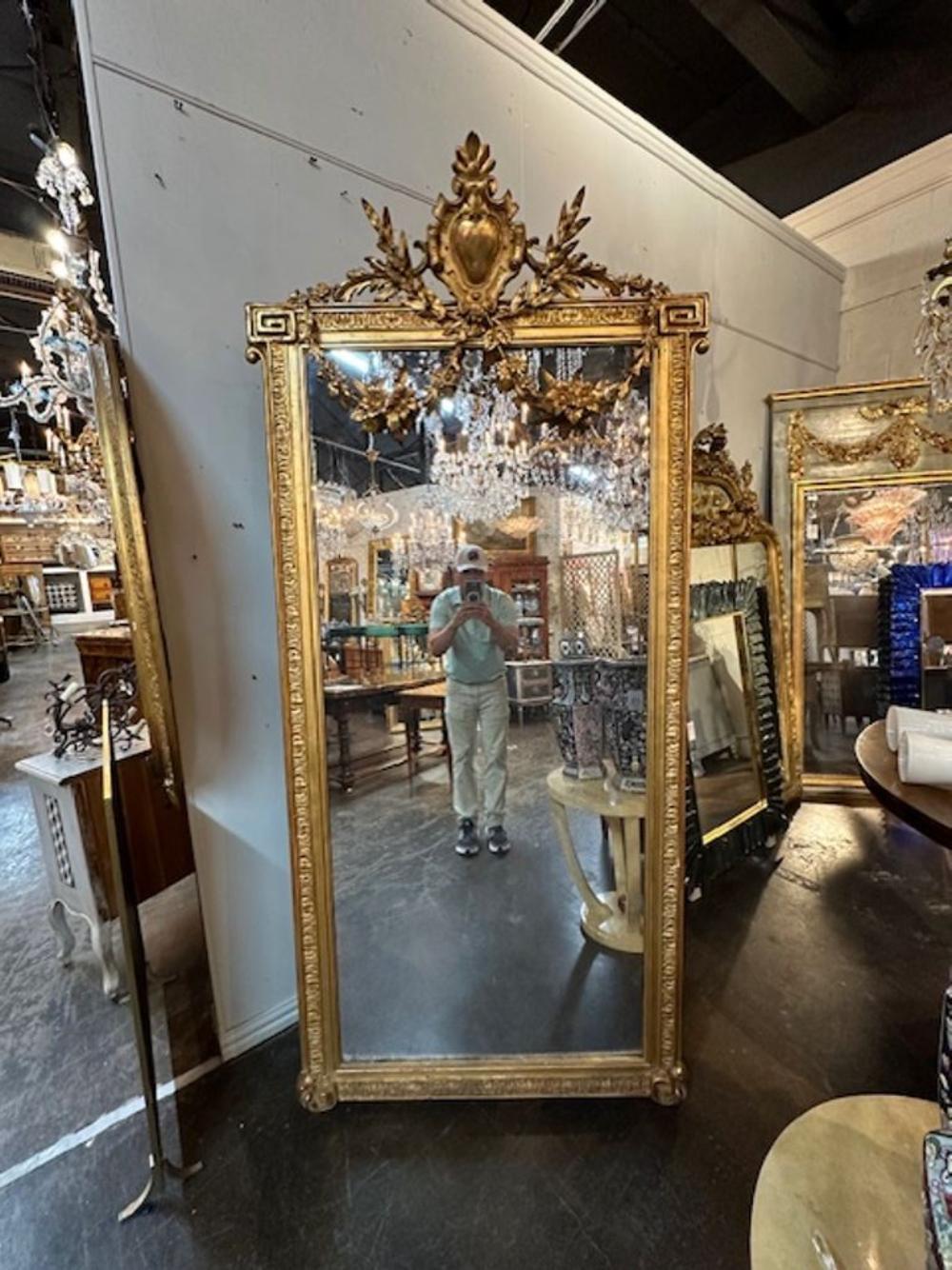Specchio francese del XIX secolo in stile Luigi XVI intagliato e dorato. Circa 1870. Un tocco classico e senza tempo per un interno raffinato.