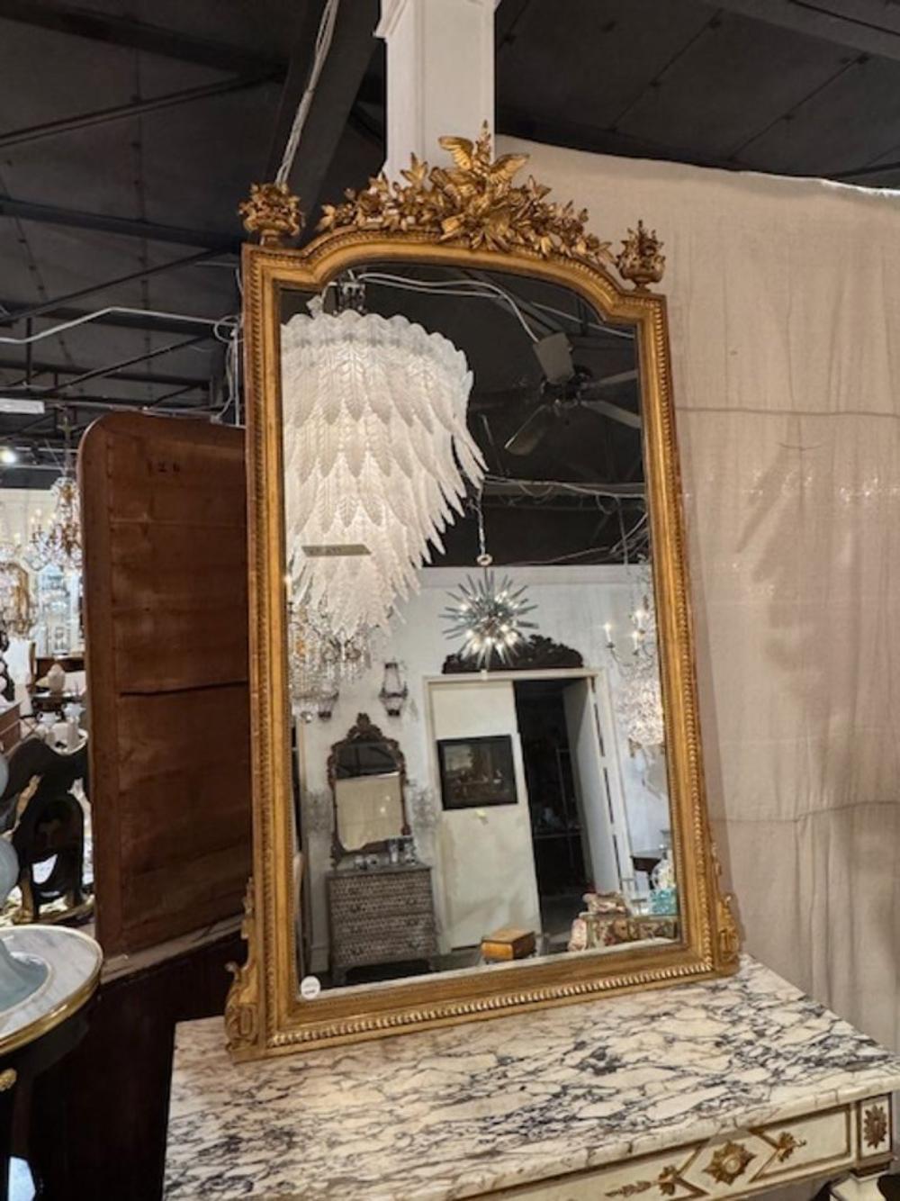 Specchio francese del XIX secolo in stile Luigi XVI intagliato e dorato. Circa 1870. Uno dei preferiti dai migliori designer! 77H x 41W