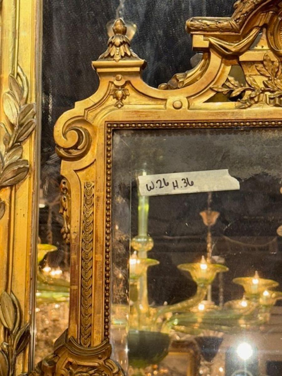 Specchio francese Luigi XVI del XIX secolo in legno intagliato e dorato. Circa 1870. Un classico intramontabile tra i migliori designer per un interno raffinato. 26 l x 36 h