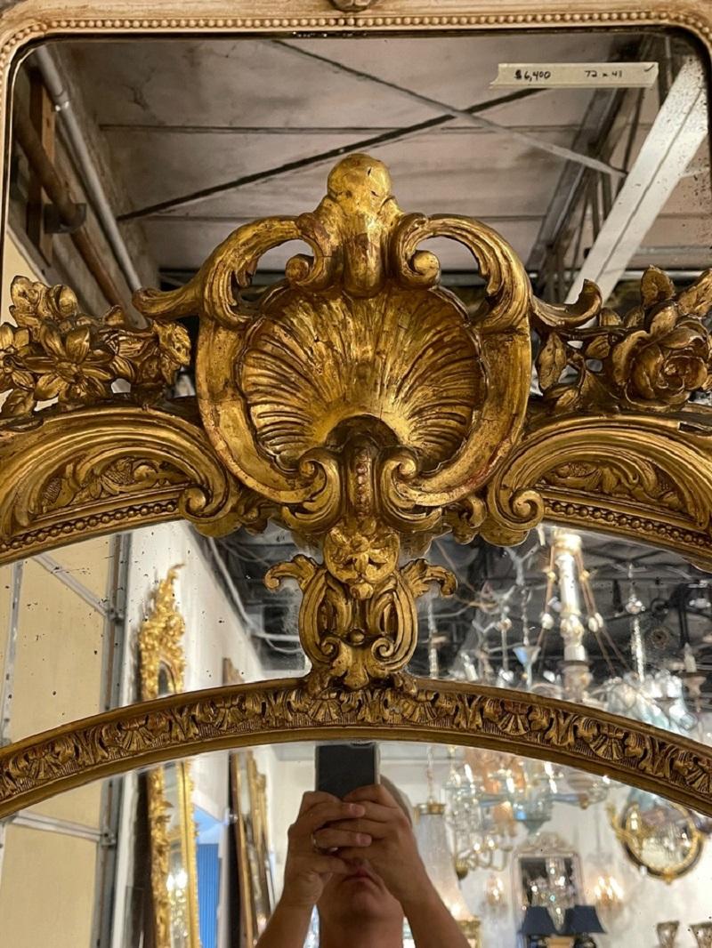 Specchio francese Luigi XVI in legno dorato In condizioni buone in vendita a Dallas, TX
