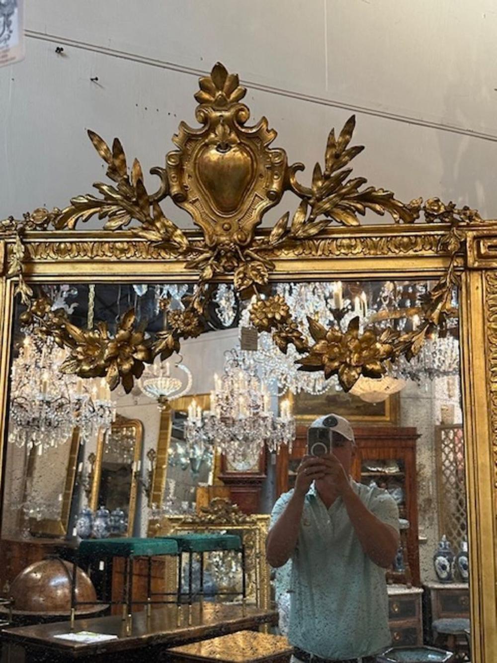 Specchio francese Luigi XVI in legno dorato In condizioni buone in vendita a Dallas, TX