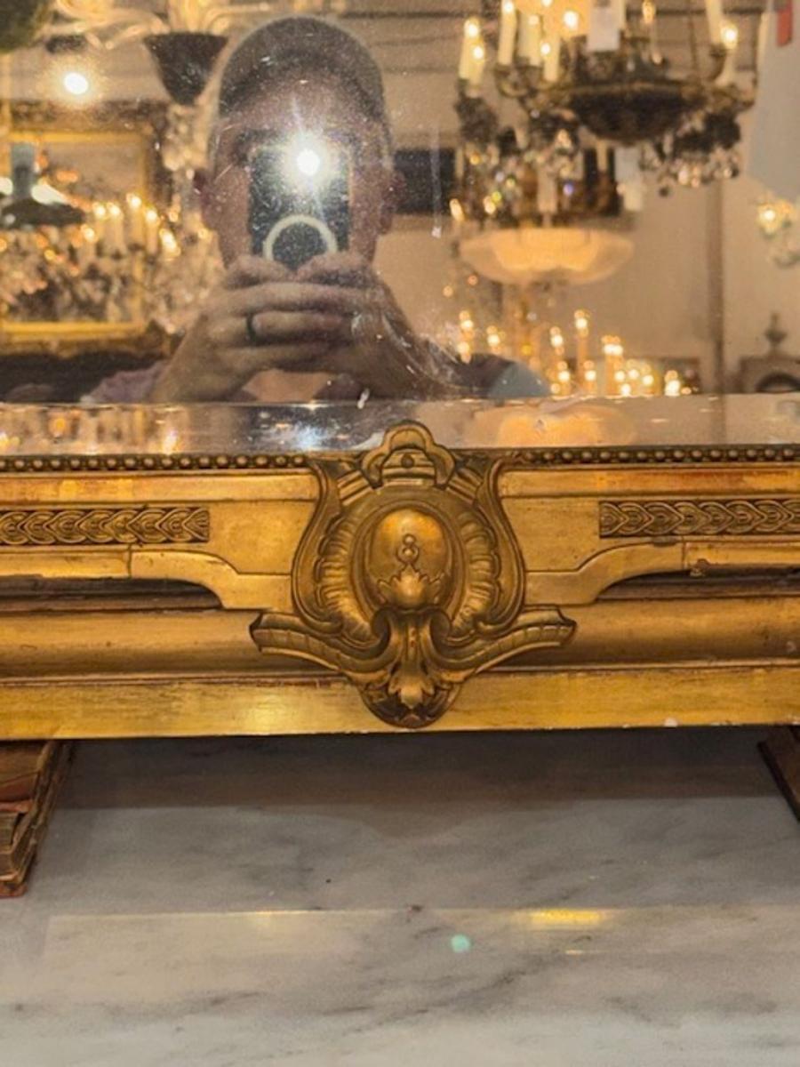 Specchio francese Luigi XVI in legno dorato In condizioni buone in vendita a Dallas, TX