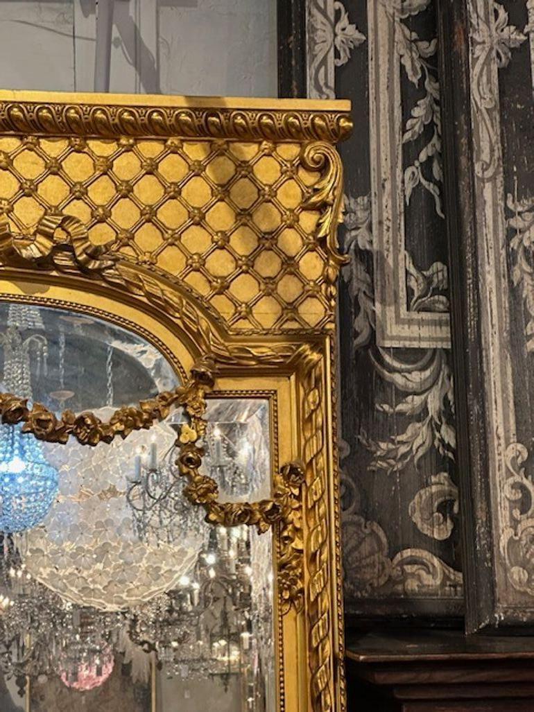 Espejo francés Luis XVI de madera dorada siglo XIX en venta