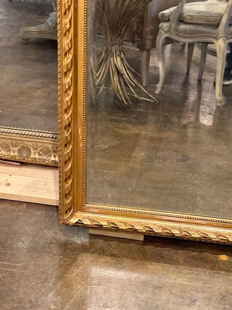 Espejo francés Luis XVI de madera dorada en venta 1