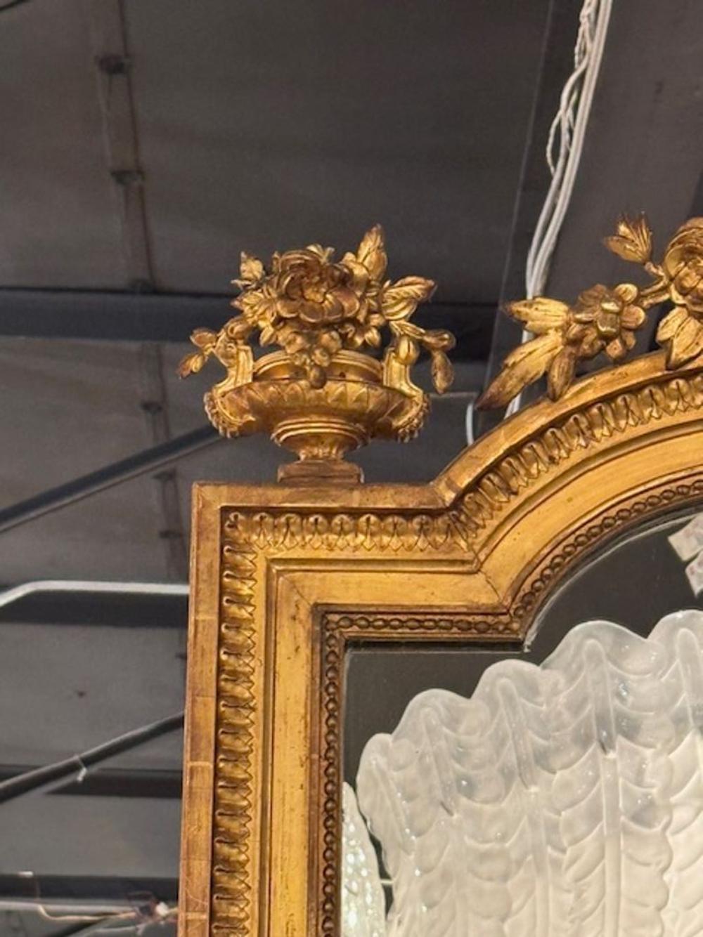 Specchio francese Luigi XVI in legno dorato in vendita 1