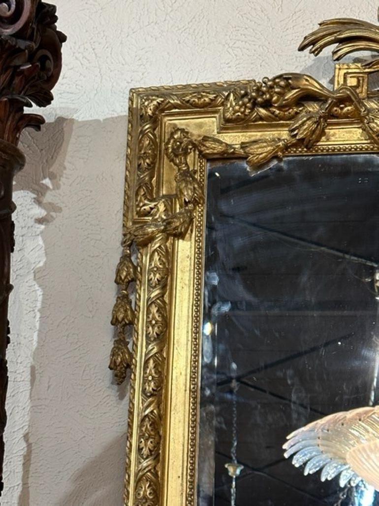 Miroir français Louis XVI en bois doré en vente 2