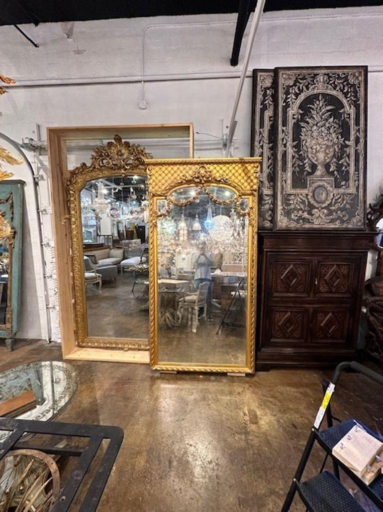 Espejo francés Luis XVI de madera dorada en venta 2