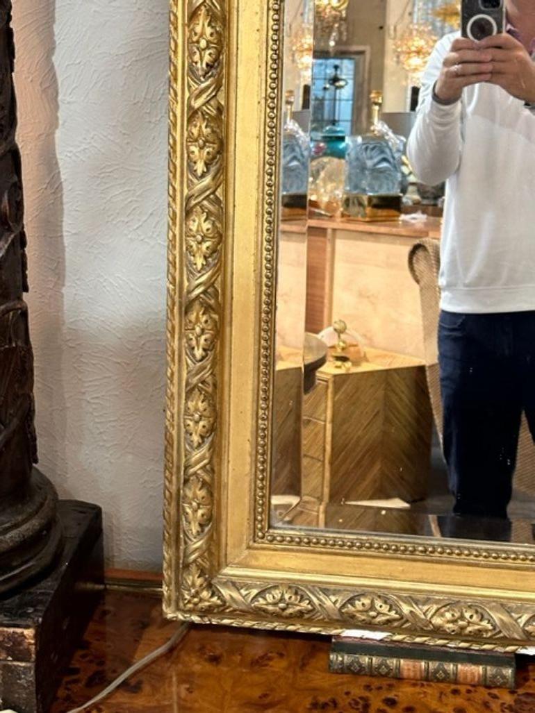 Miroir français Louis XVI en bois doré en vente 3