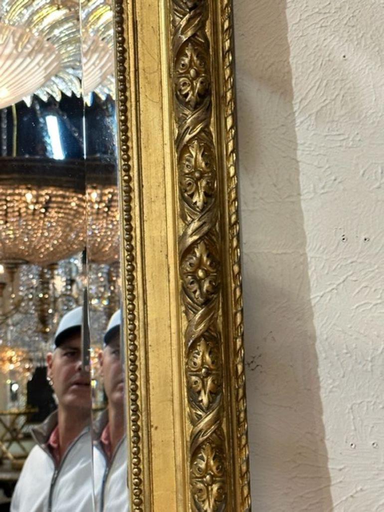 Miroir français Louis XVI en bois doré en vente 4