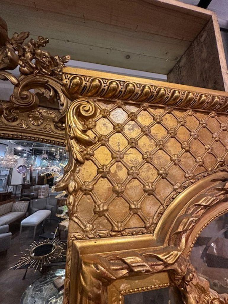 Espejo francés Luis XVI de madera dorada en venta 4