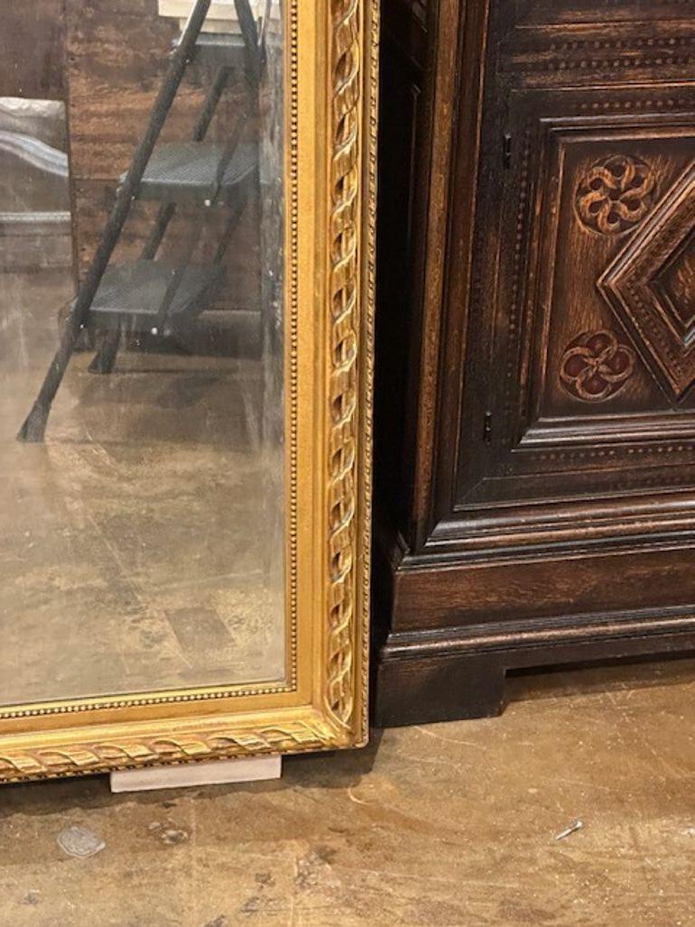 Espejo francés Luis XVI de madera dorada en venta 5
