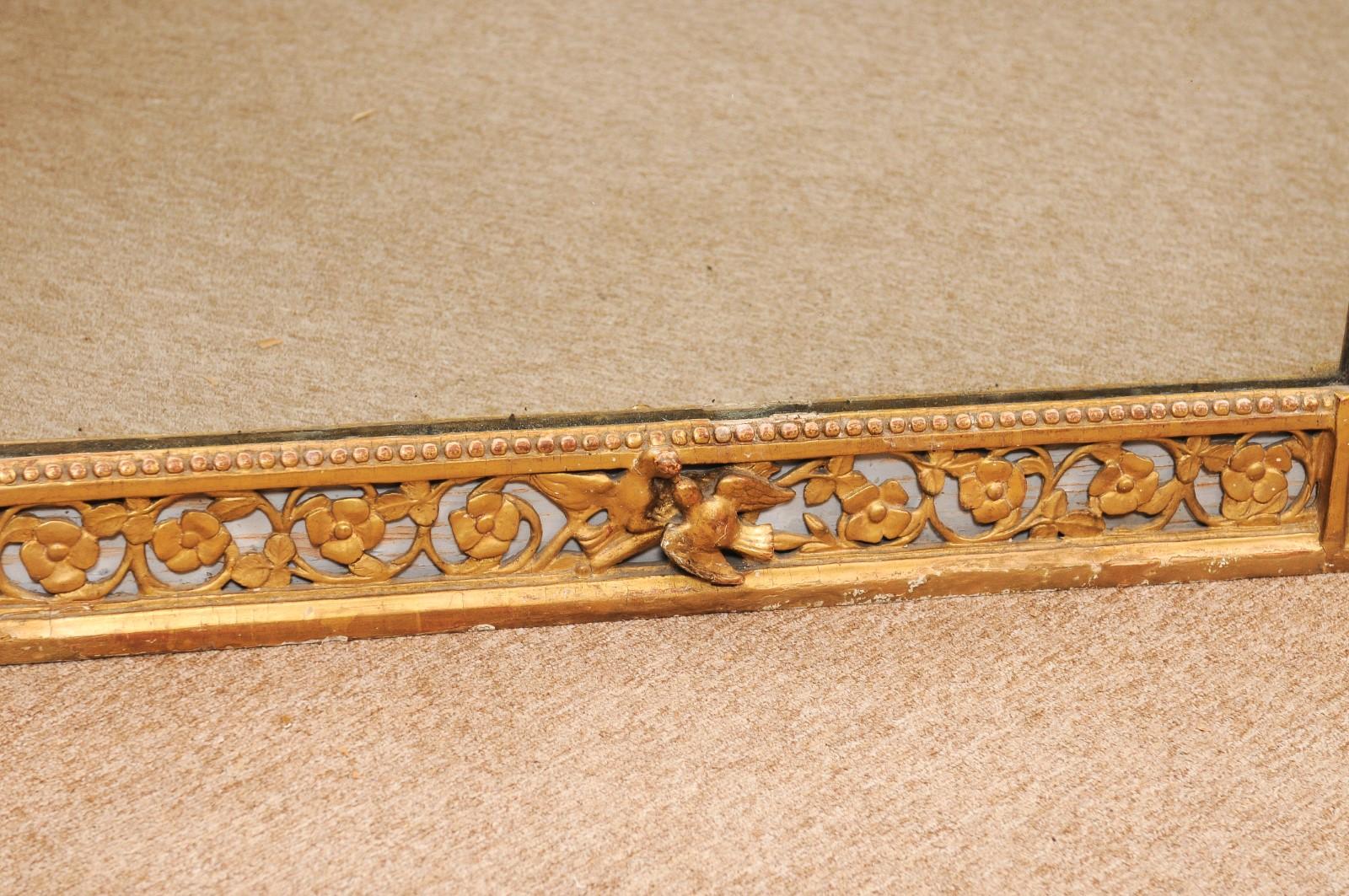 Specchio francese Luigi XVI in legno dorato con dettaglio intagliato e dipinto con colombe in vendita 7