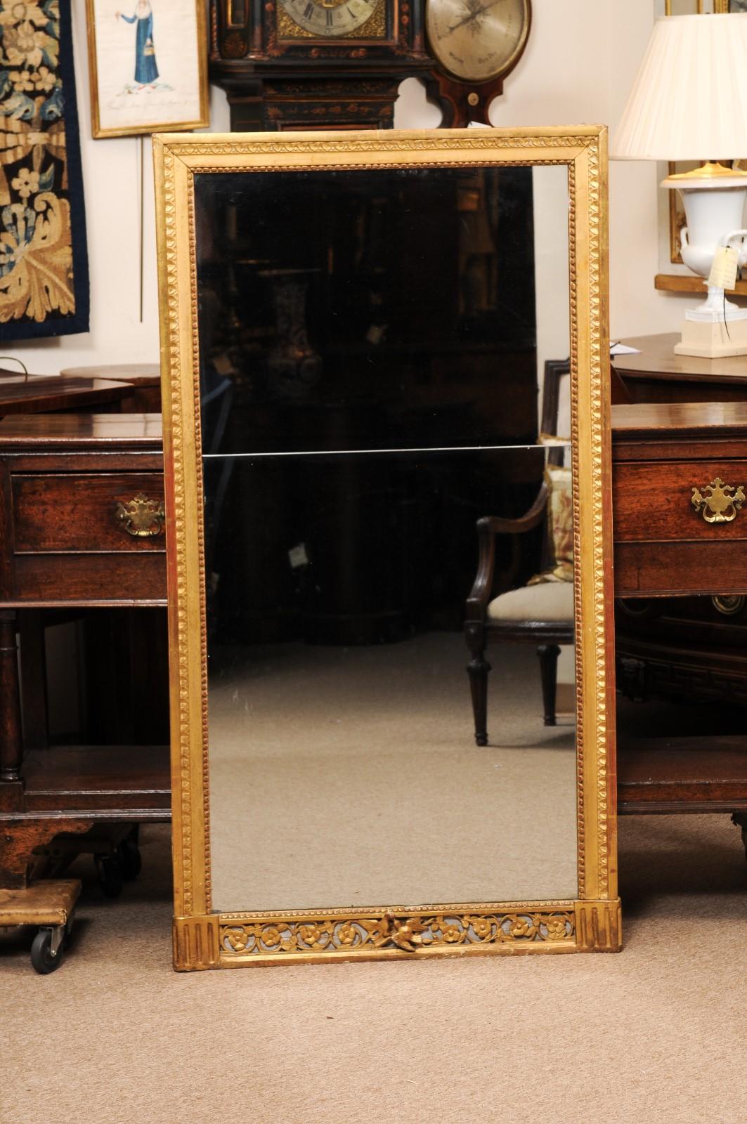 Specchio francese Luigi XVI in legno dorato con dettagli intagliati e dipinti con colombe, fine XVIII secolo