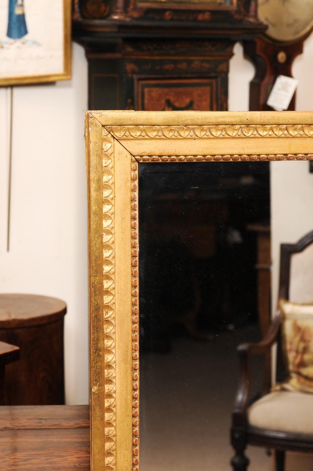 Specchio francese Luigi XVI in legno dorato con dettaglio intagliato e dipinto con colombe In condizioni discrete in vendita a Atlanta, GA