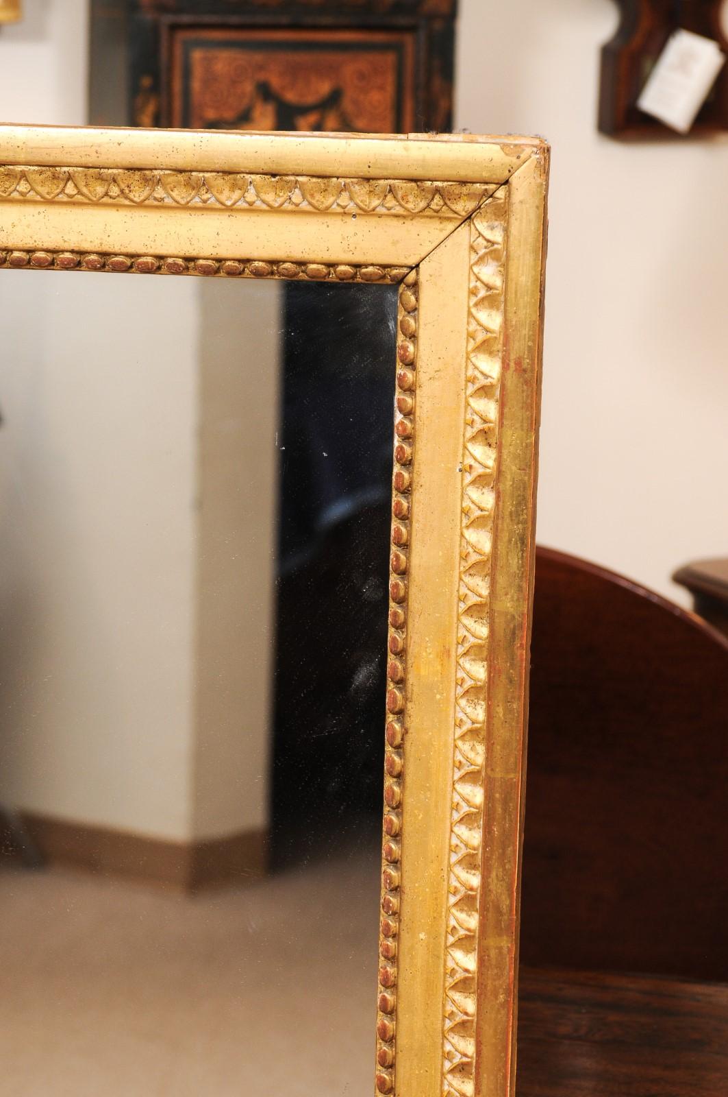 Specchio francese Luigi XVI in legno dorato con dettaglio intagliato e dipinto con colombe in vendita 2