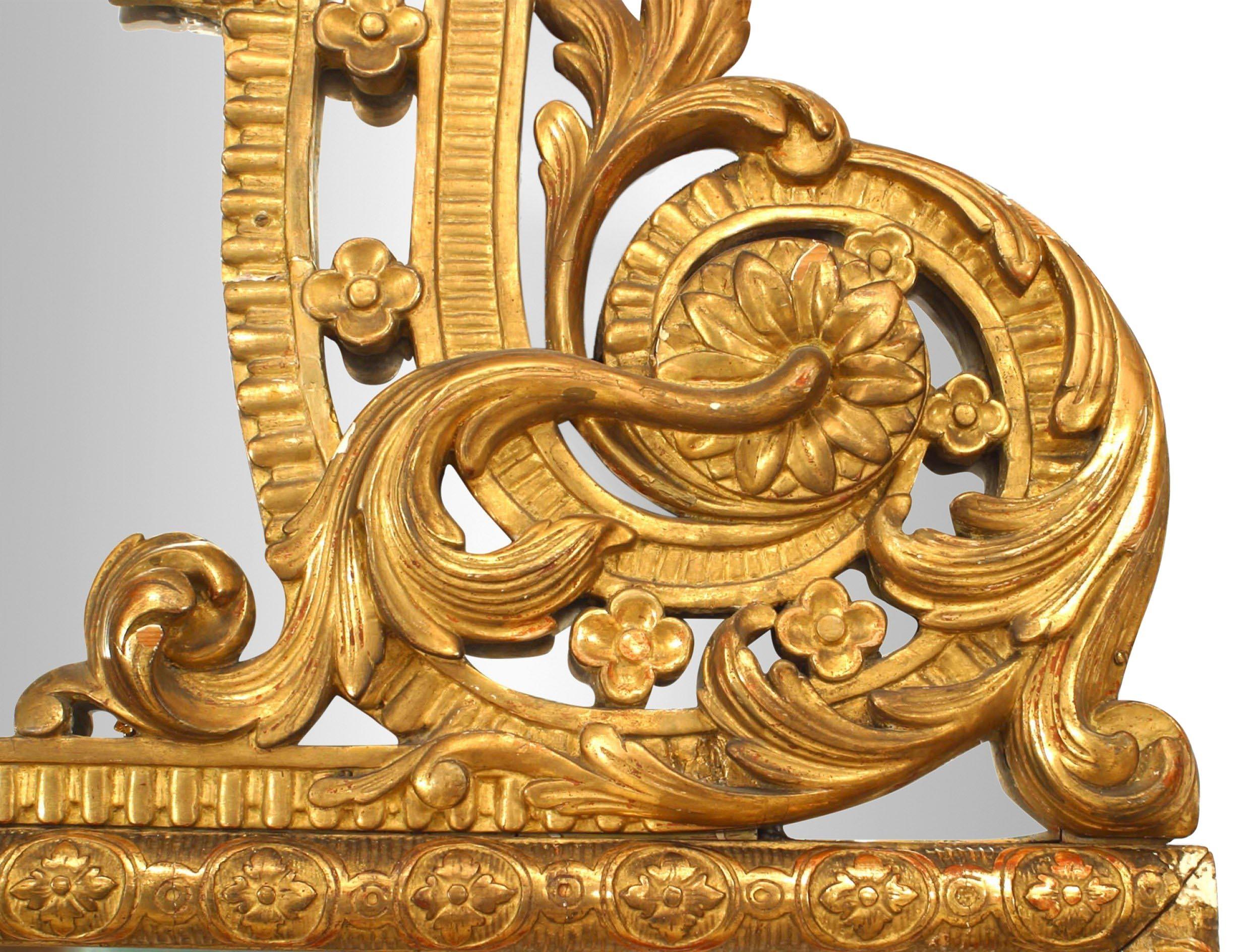 Miroir mural en bois doré de style Louis XVI (18/19ème siècle) avec panneaux latéraux et cartouche en deux parties.
