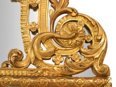 Miroir à fronton en bois doré de style Louis XVI