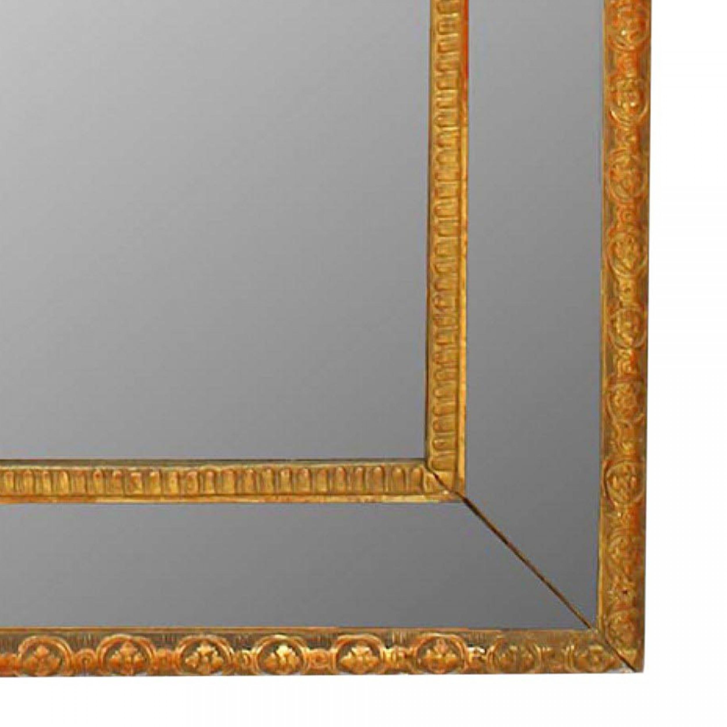 Sculpté à la main Miroir à fronton en bois doré de style Louis XVI en vente