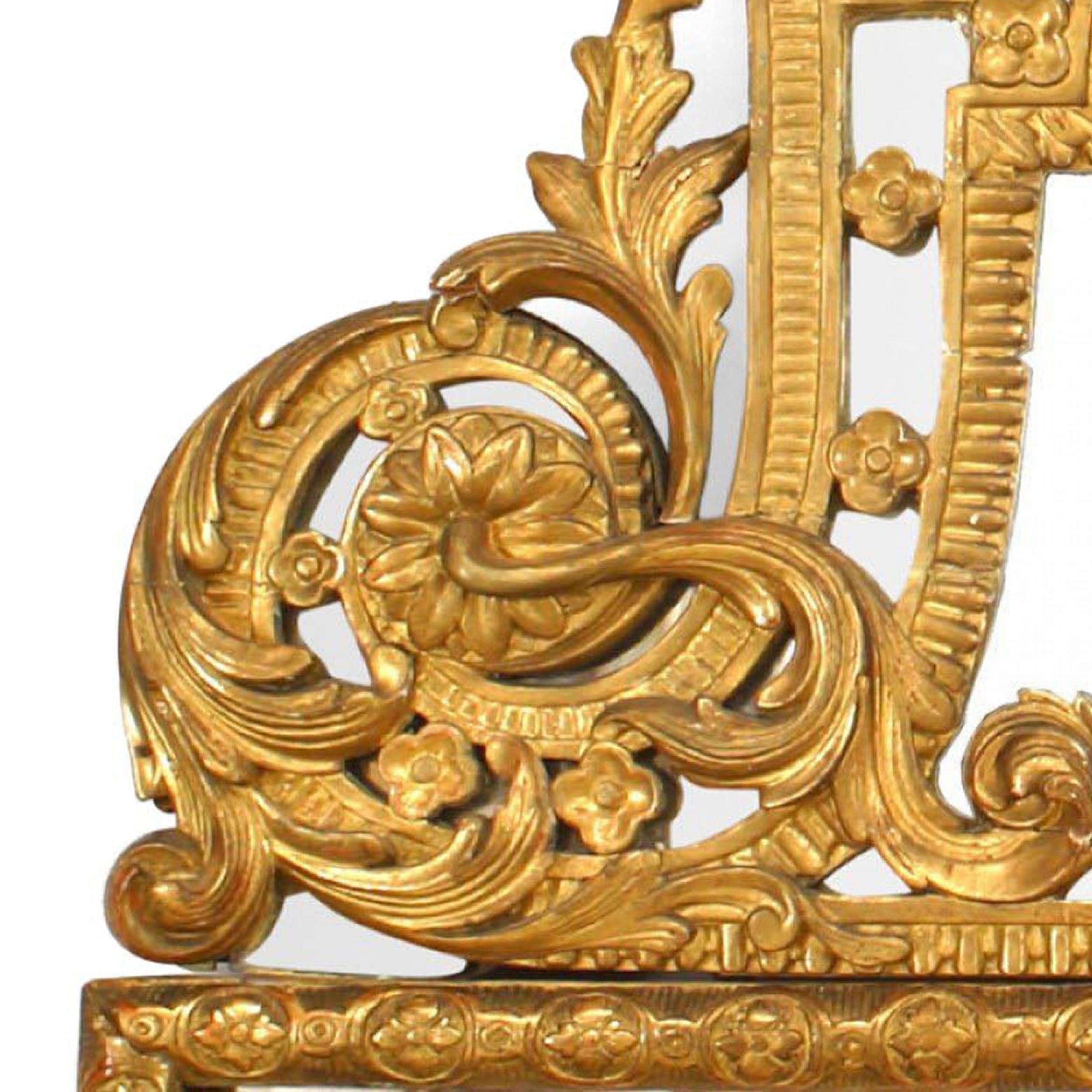 Miroir à fronton en bois doré de style Louis XVI Bon état - En vente à Queens, NY